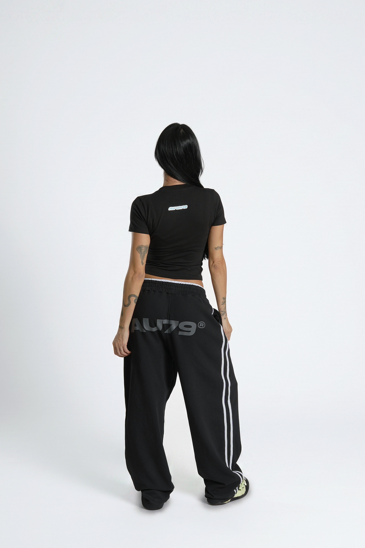 Nostalgia Slim Baby Tee Negro en modelo — AURUM 79