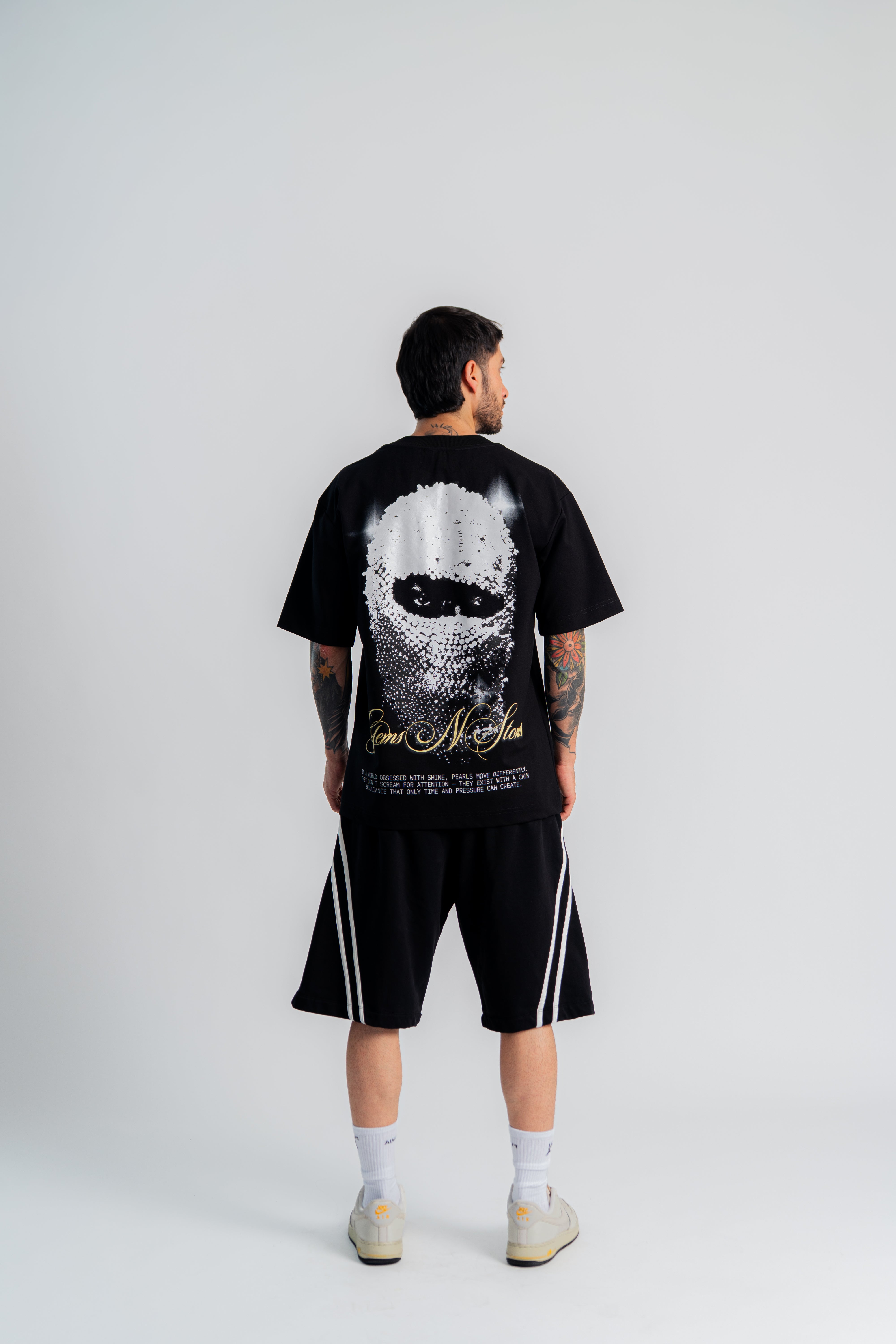 Pearlmask Oversized T-Shirt Negro en modelo — AURUM 79
