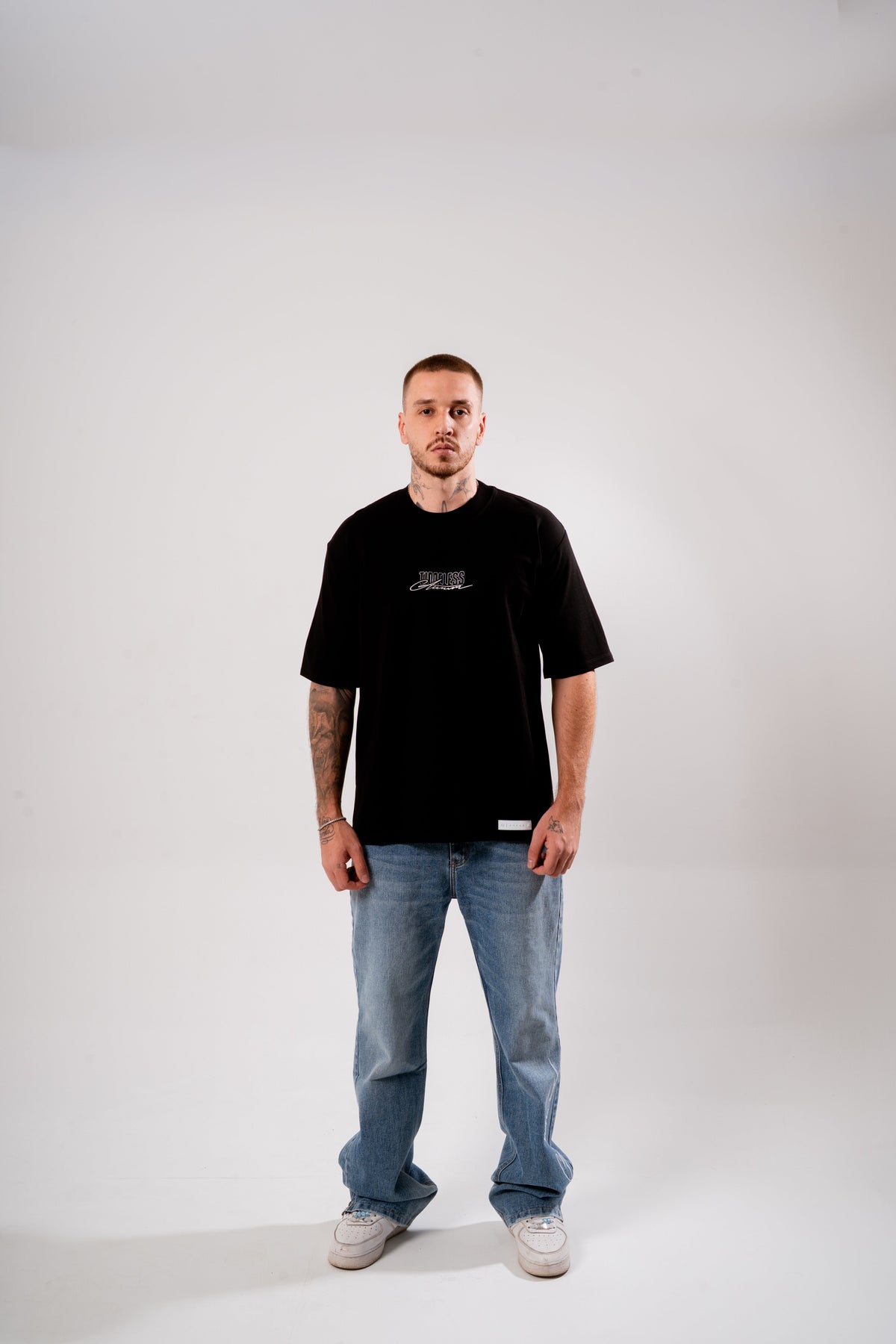 Phone Call Oversized T-Shirt Negro en modelo — AURUM 79