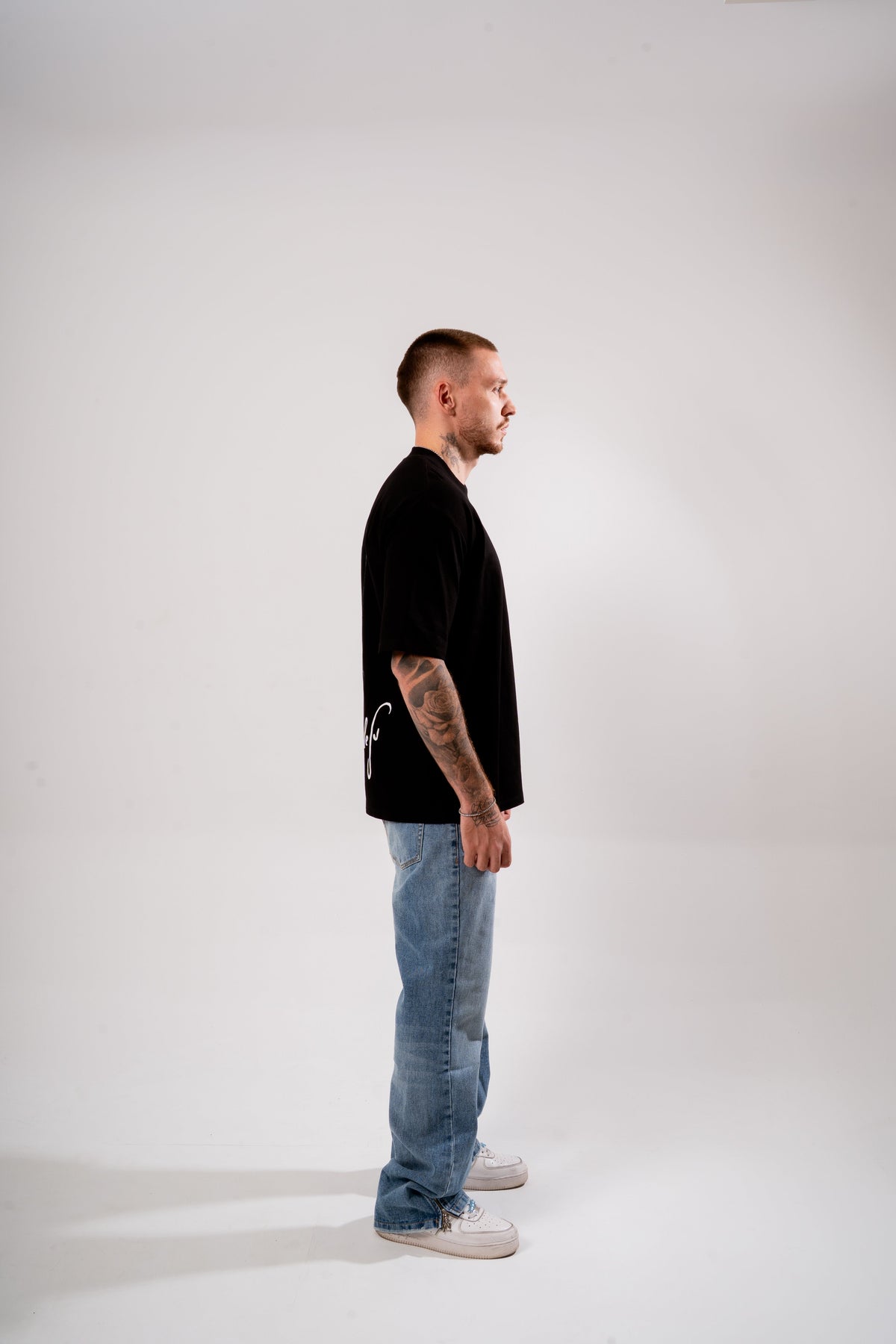 Phone Call Oversized T-Shirt Negro en modelo — AURUM 79