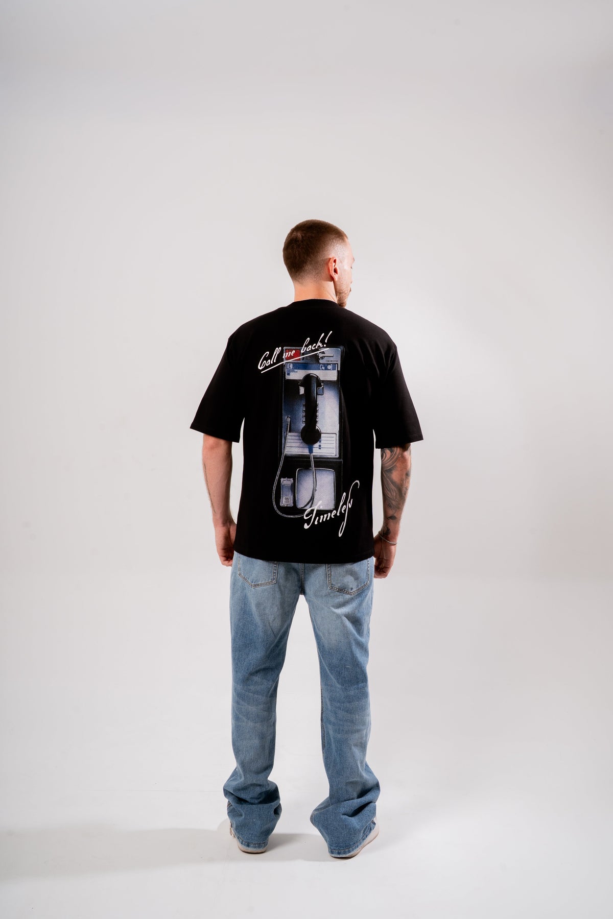Phone Call Oversized T-Shirt Negro en modelo — AURUM 79