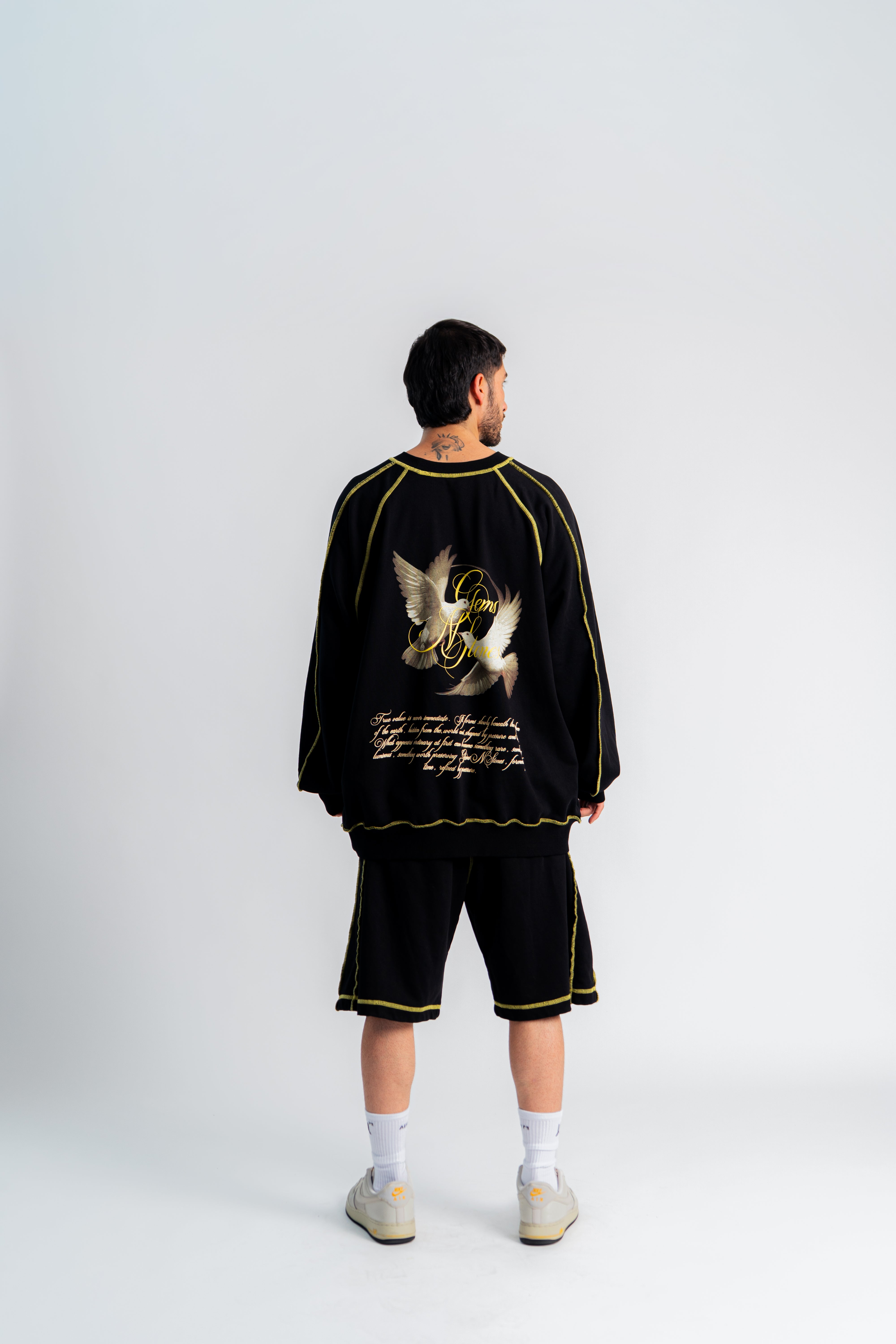 Pigeons Seams Oversized Sweater Negro en modelo — AURUM 79