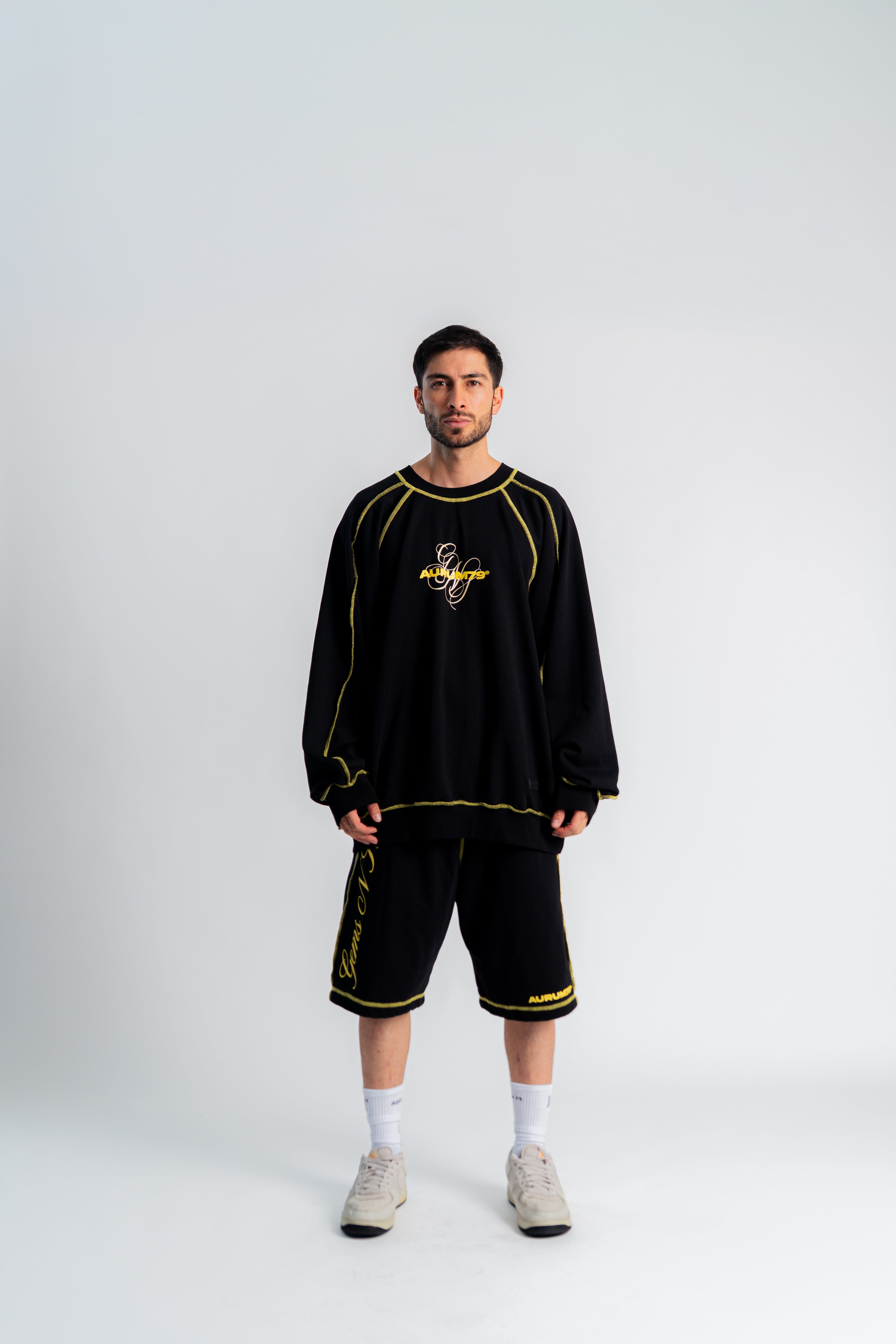 Pigeons Seams Oversized Sweater Negro en modelo — AURUM 79
