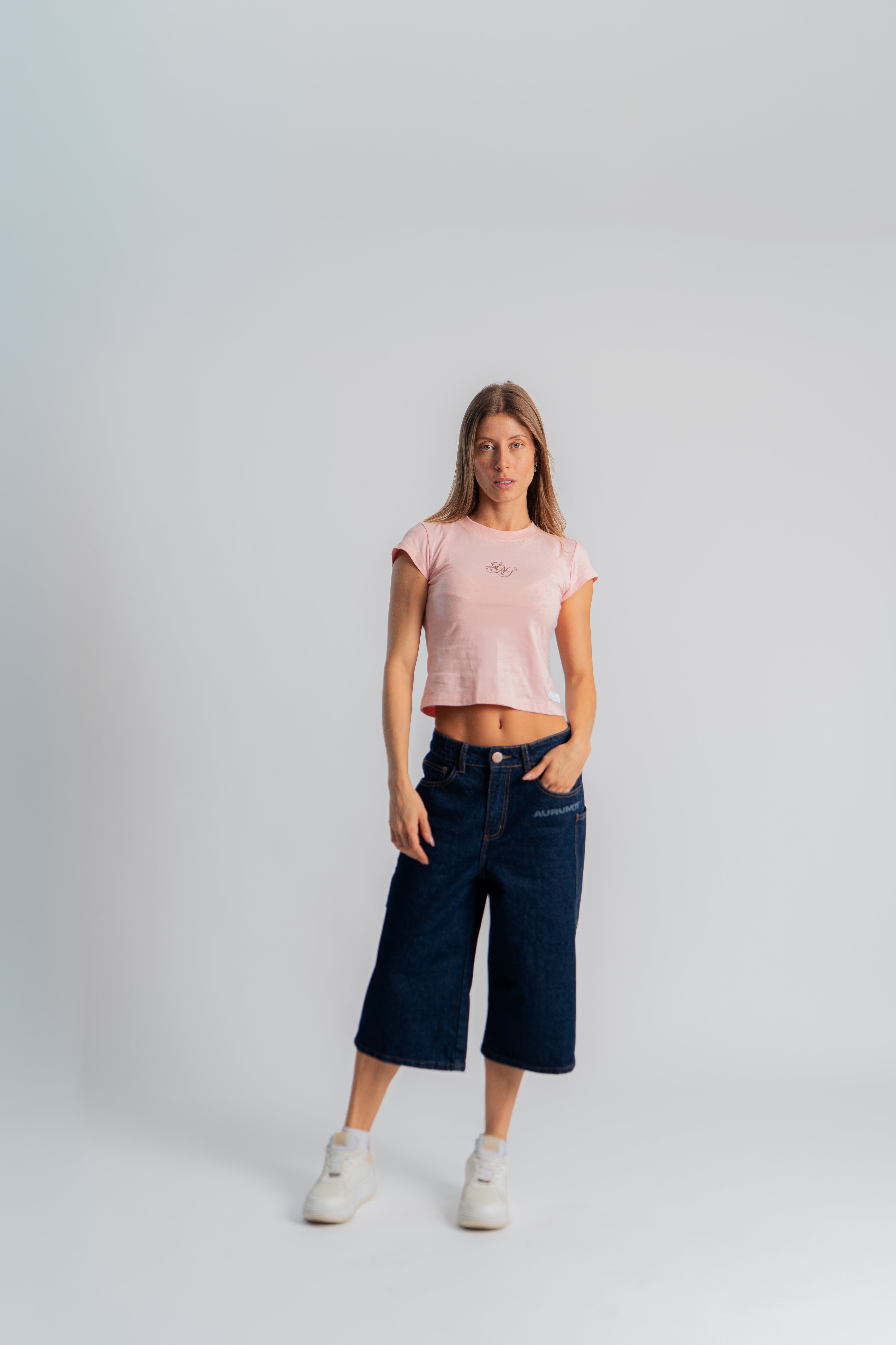Pink G&S Slim Baby Tee Rosa en modelo — AURUM 79