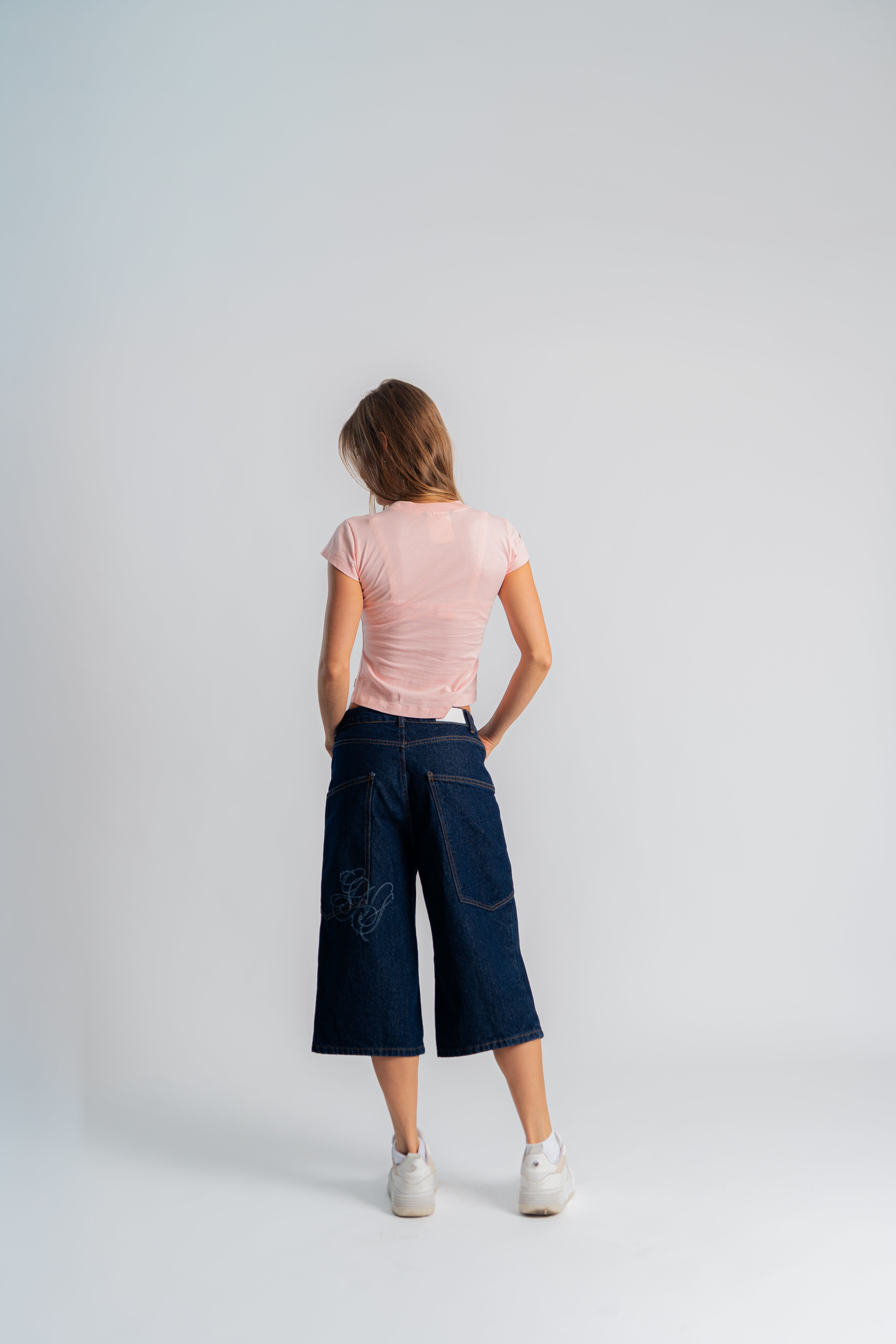 Pink G&S Slim Baby Tee Rosa en modelo — AURUM 79
