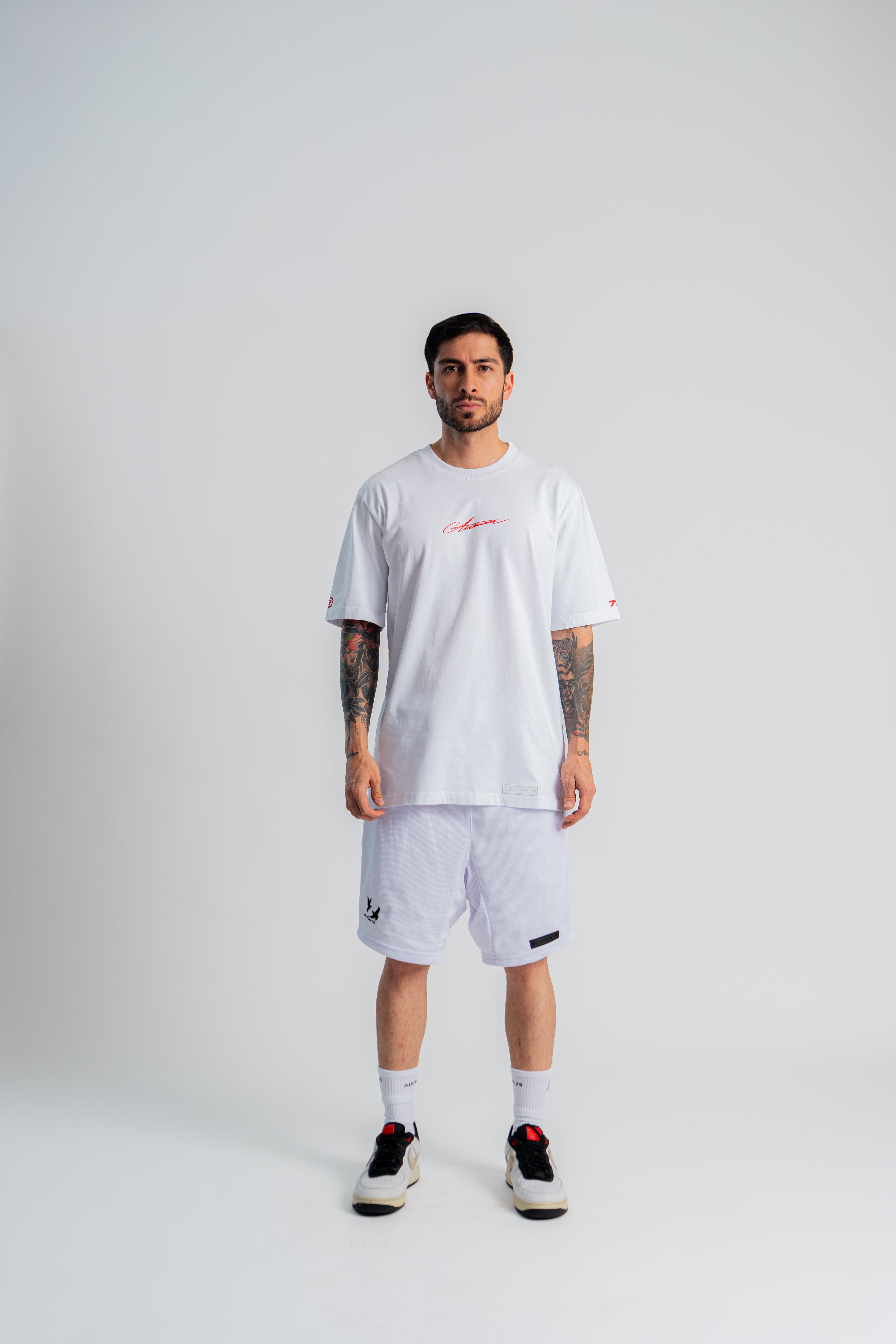 R&W Signature Semi Oversized T-Shirt Marfil en modelo — AURUM 79