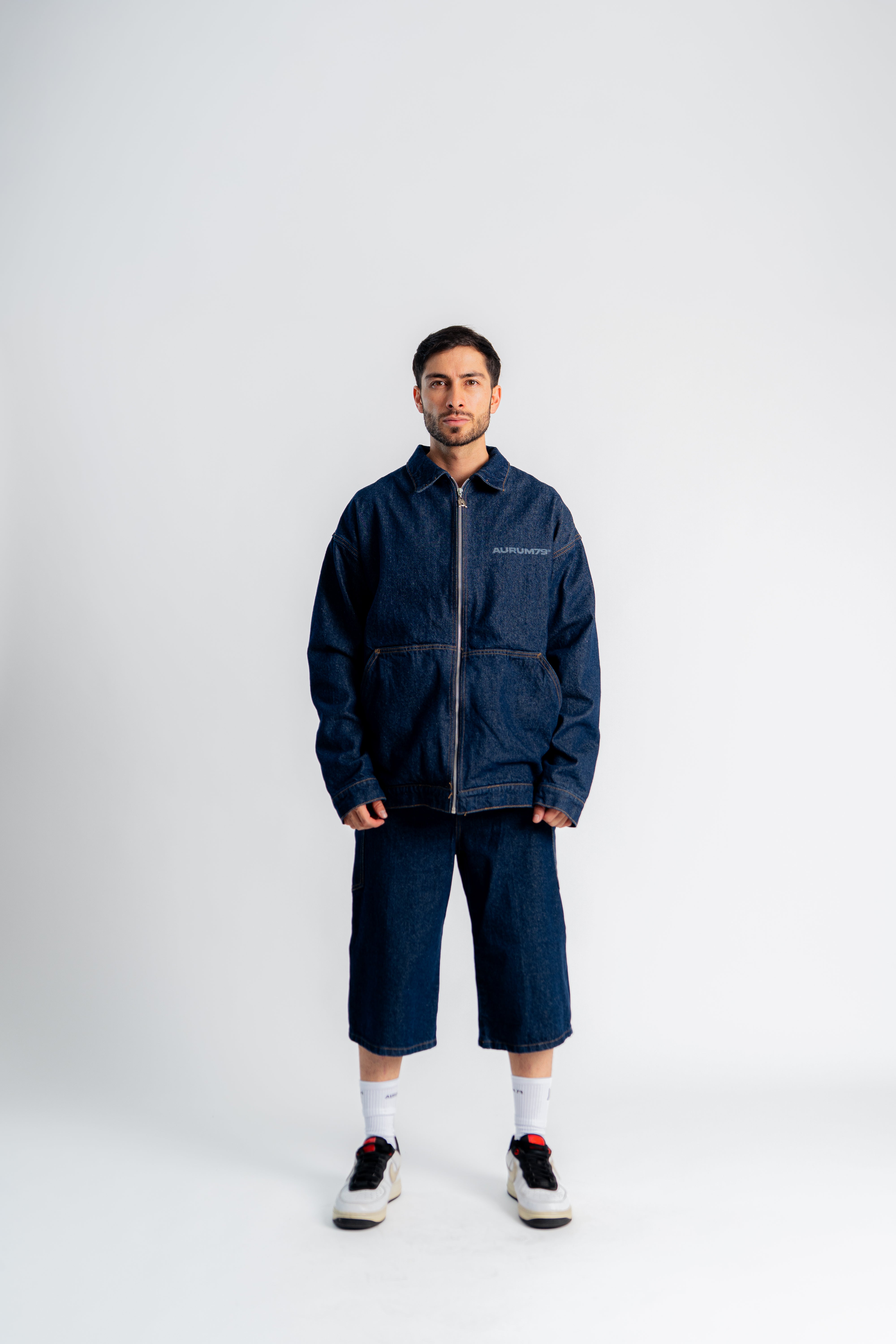Raw Denim Jacket Azul en modelo — AURUM 79