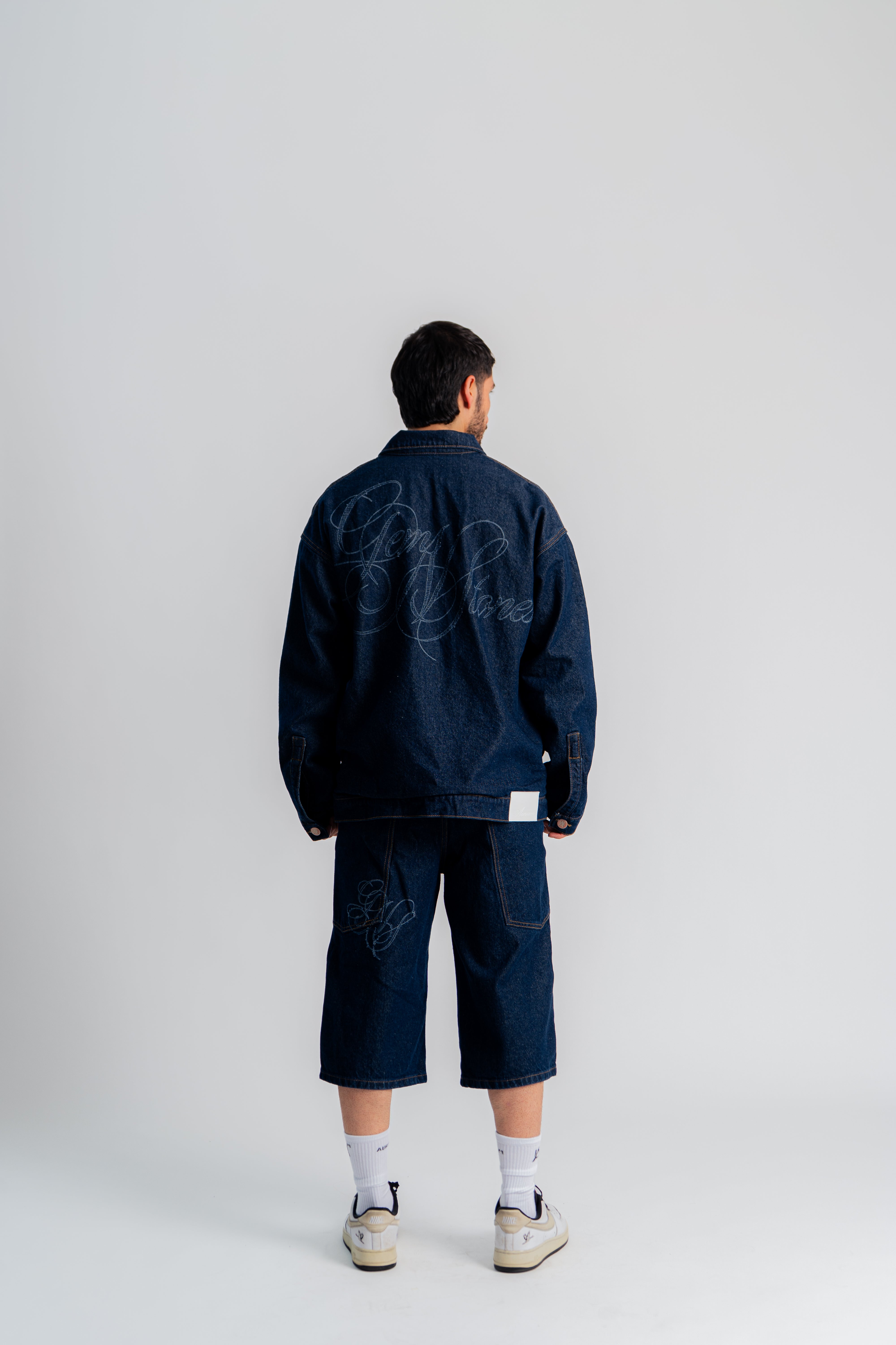 Raw Denim Jacket Azul en modelo — AURUM 79