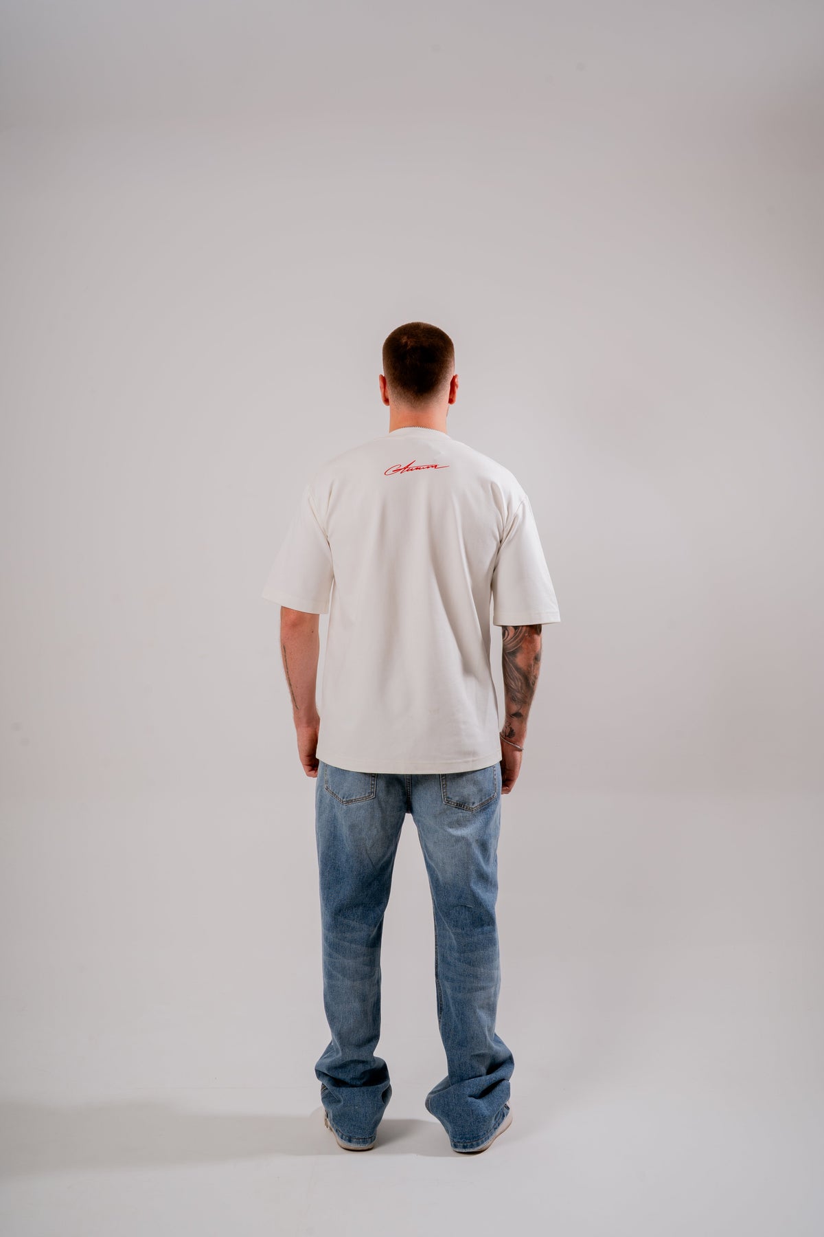 Red Line Oversized T-Shirt Marfil en modelo — AURUM 79