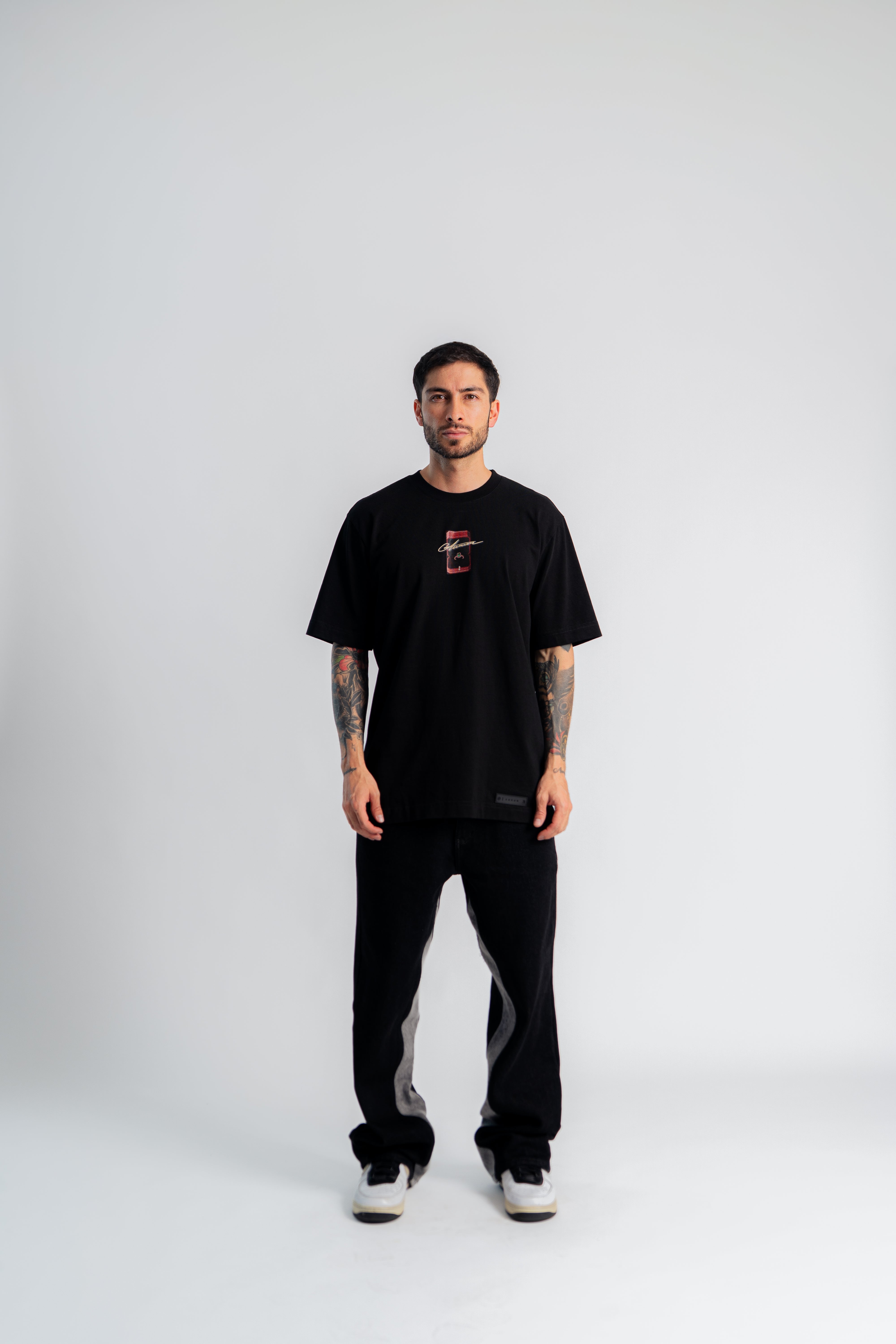 RedBox Semi Oversized T-Shirt Negro en modelo — AURUM 79