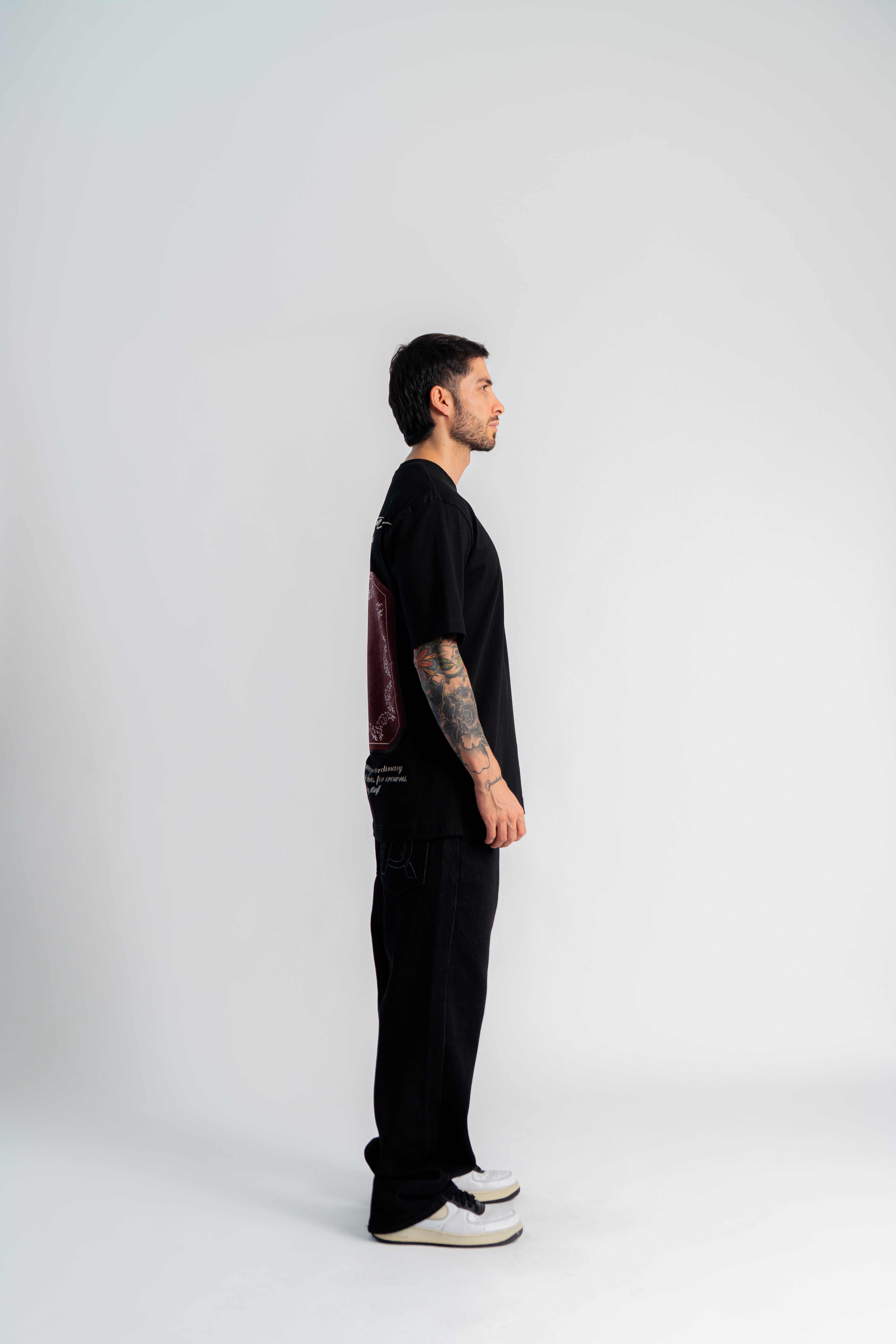 RedBox Semi Oversized T-Shirt Negro en modelo — AURUM 79