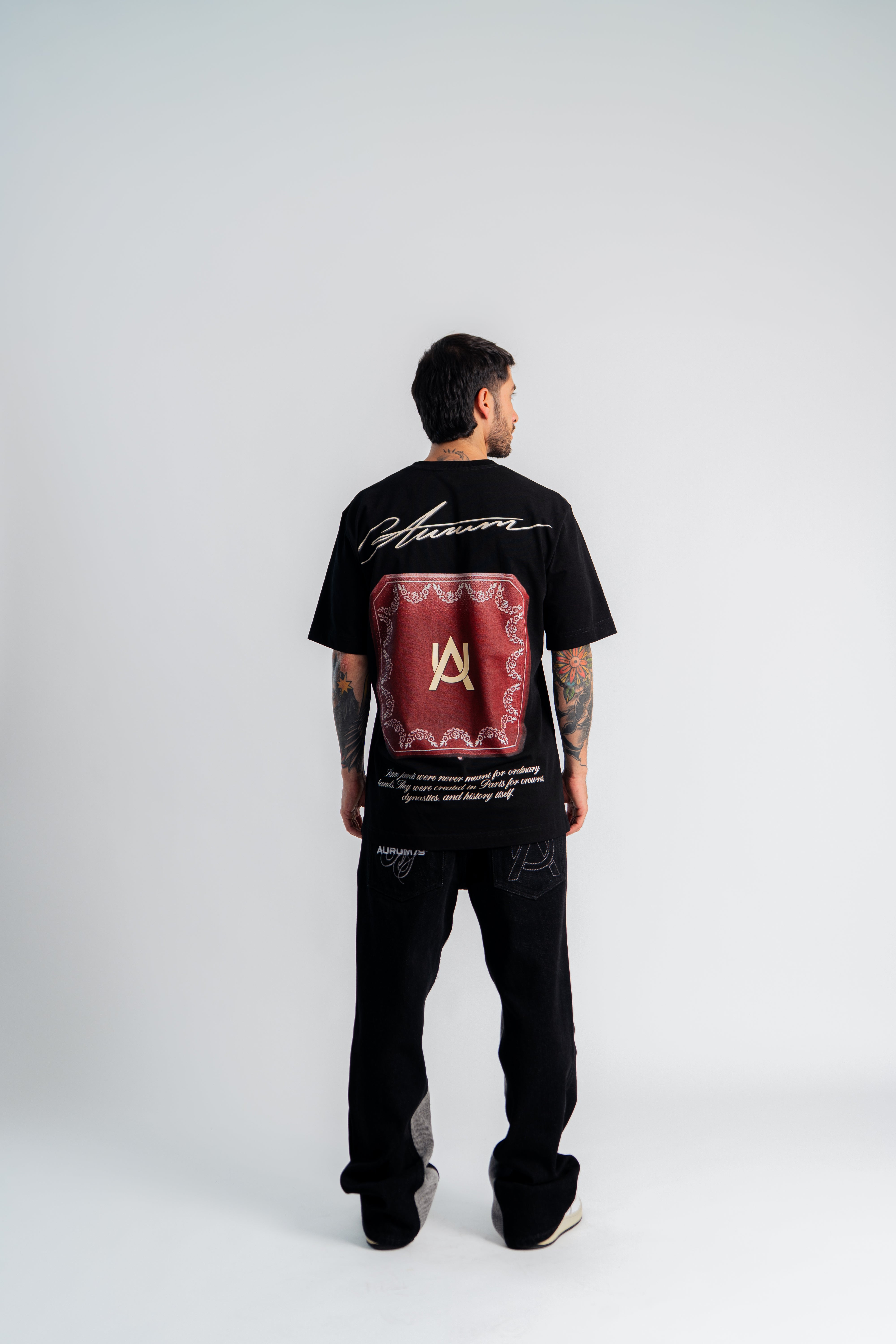 RedBox Semi Oversized T-Shirt Negro en modelo — AURUM 79