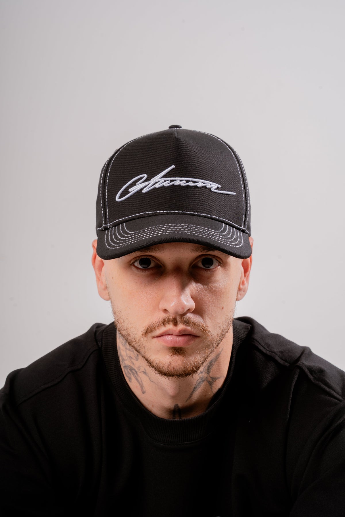 Signature Cap Negro en modelo — AURUM 79