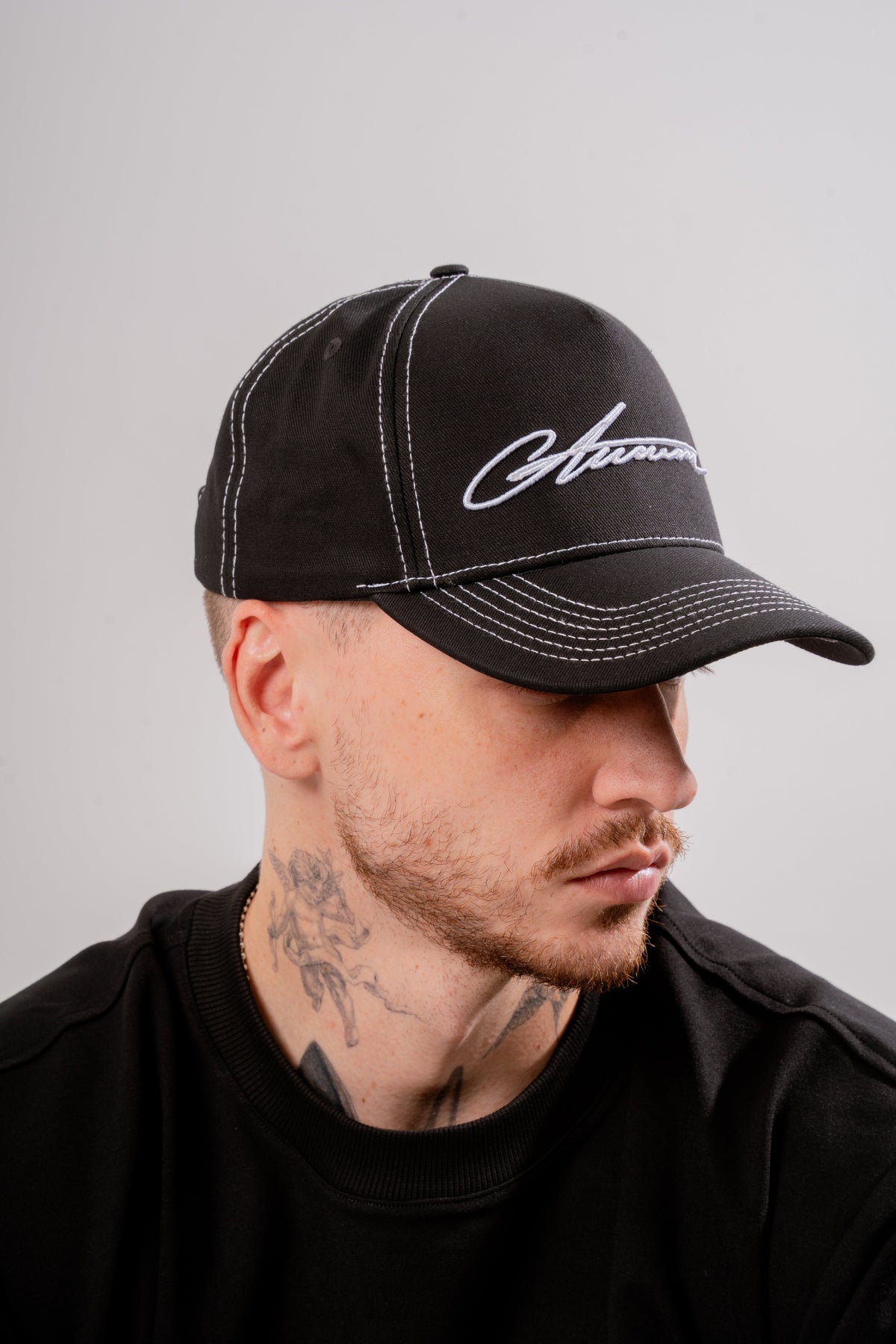Signature Cap Negro en modelo — AURUM 79