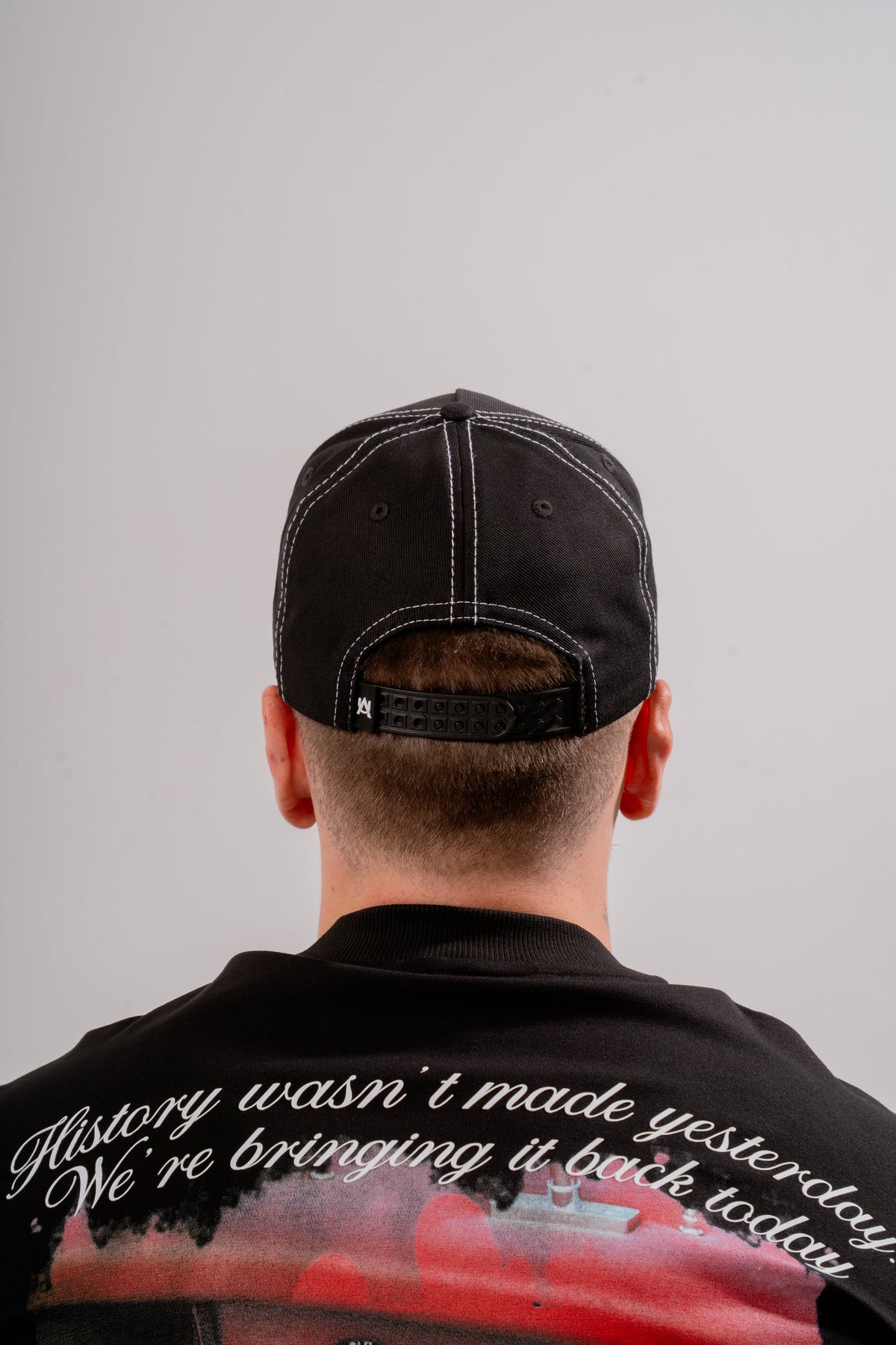 Signature Cap Negro en modelo — AURUM 79