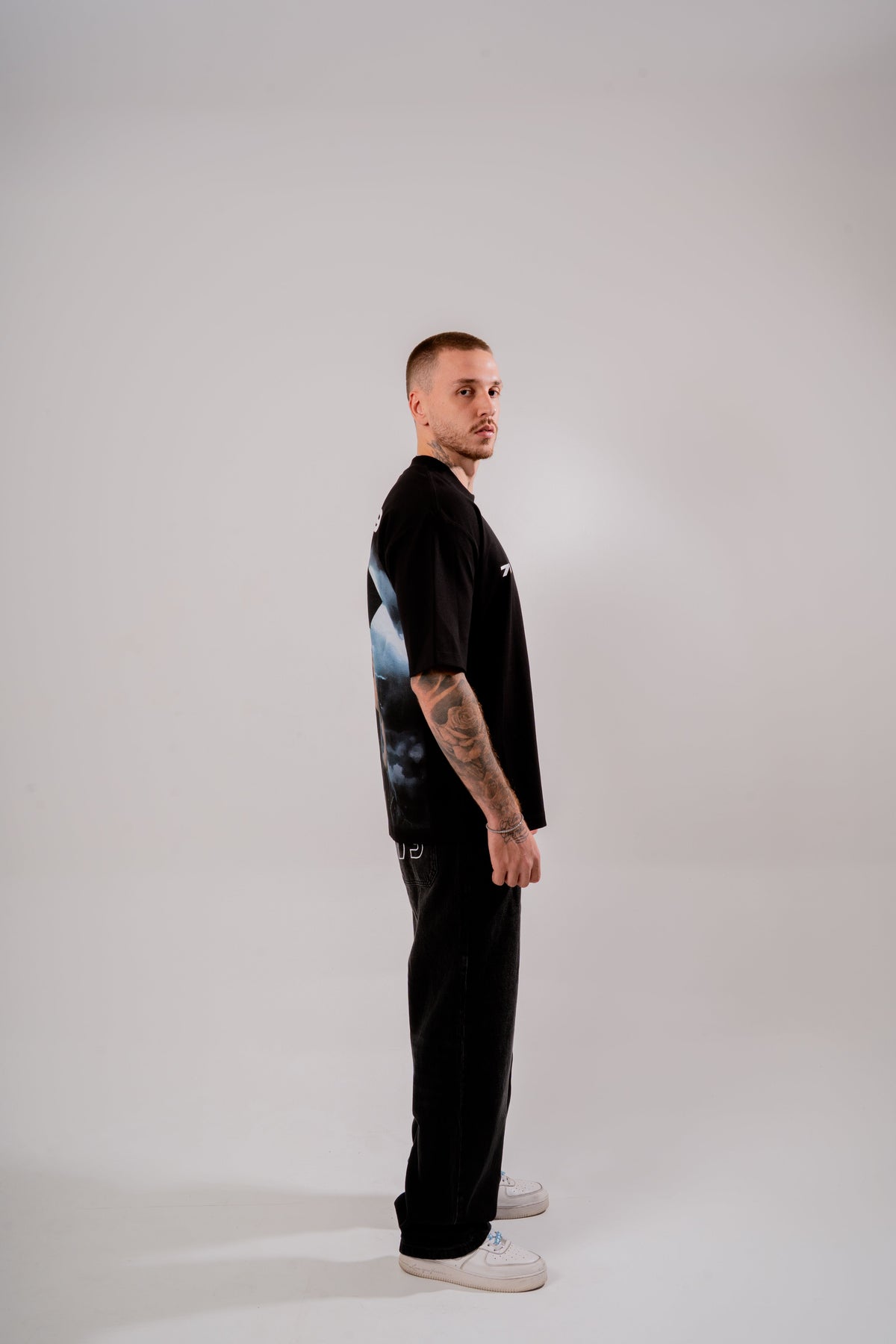 Signature Wide Jean Negro en modelo — AURUM 79