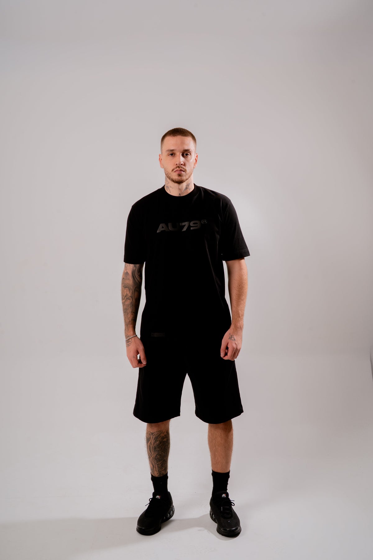 Time Shapes Semi Oversized T-Shirt Negro en modelo — AURUM 79