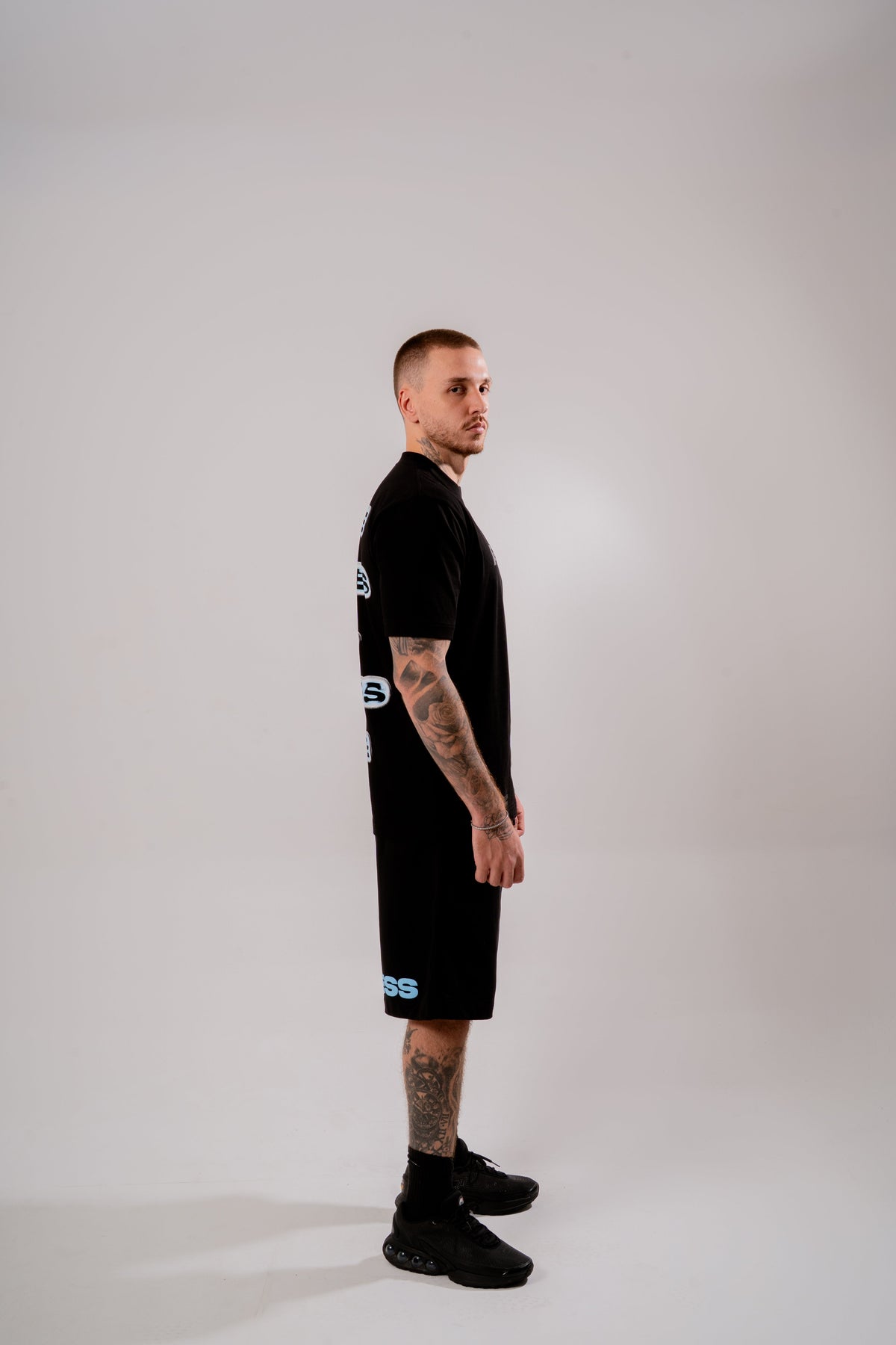 Time Shapes Semi Oversized T-Shirt Negro en modelo — AURUM 79