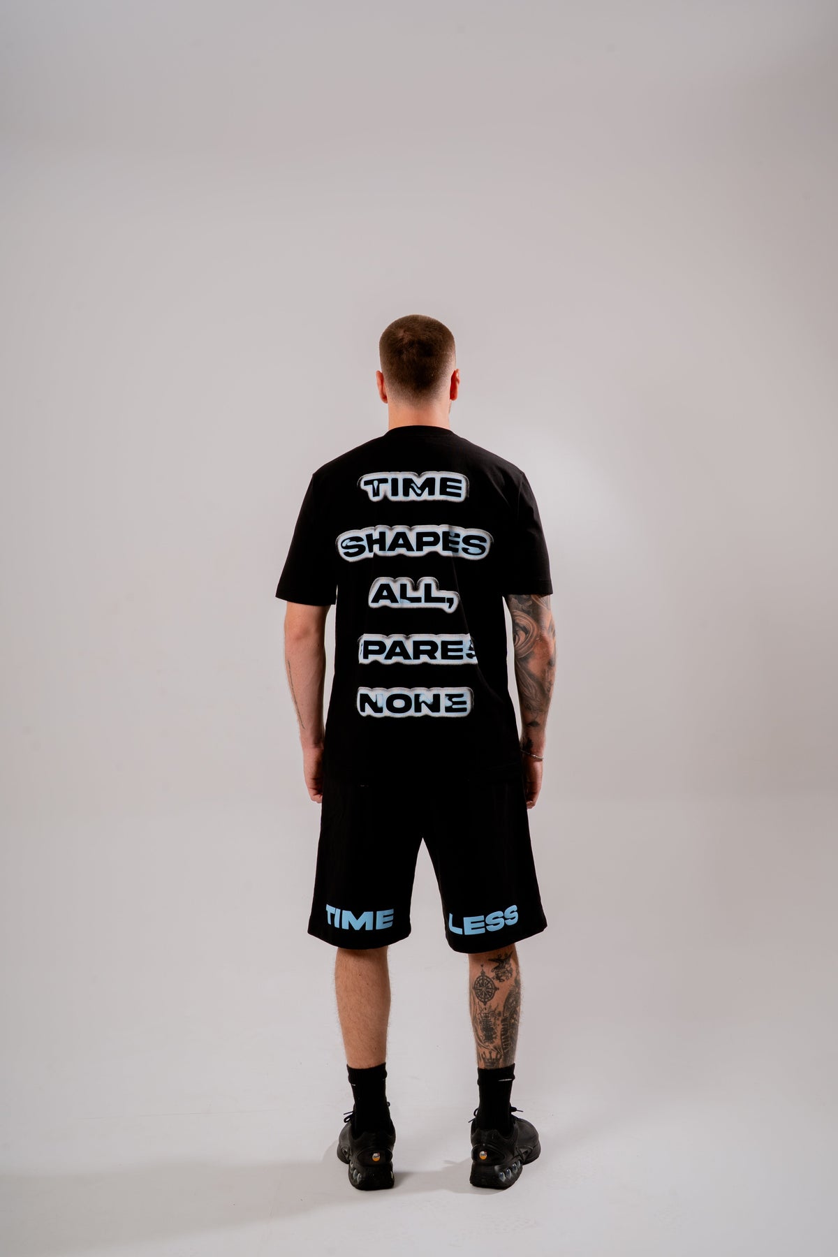 Time Shapes Semi Oversized T-Shirt Negro en modelo — AURUM 79