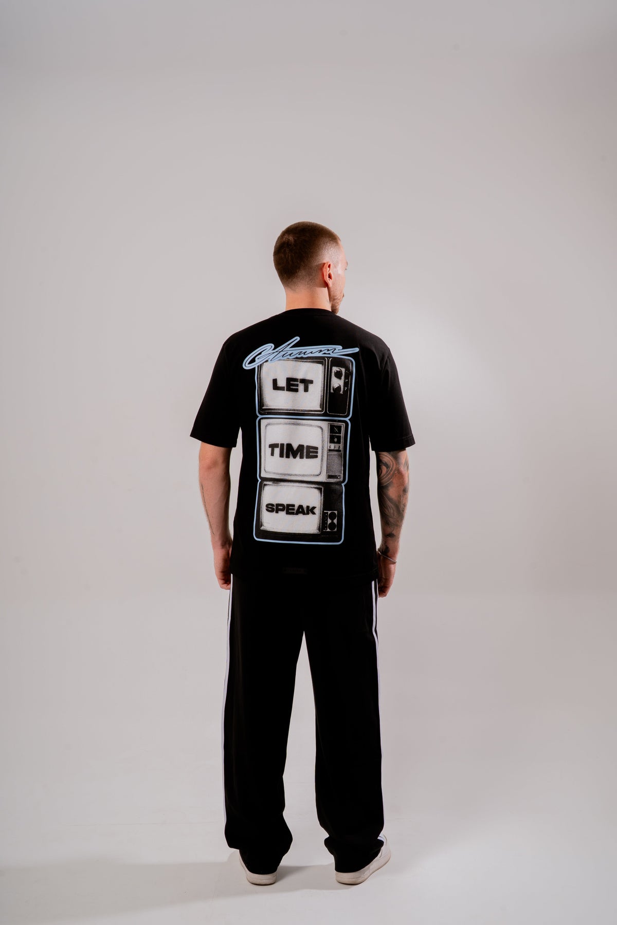 Time Speaks Semi Oversized T-shirt Negro en modelo — AURUM 79