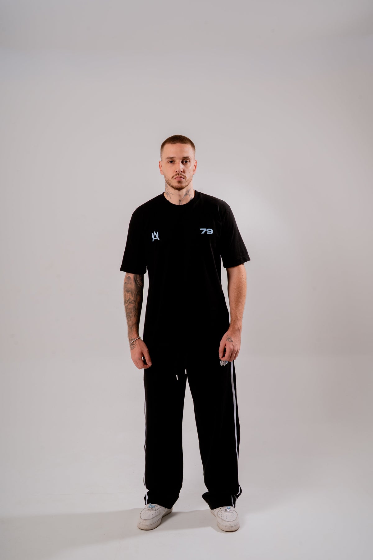 Time Speaks Semi Oversized T-shirt Negro en modelo — AURUM 79