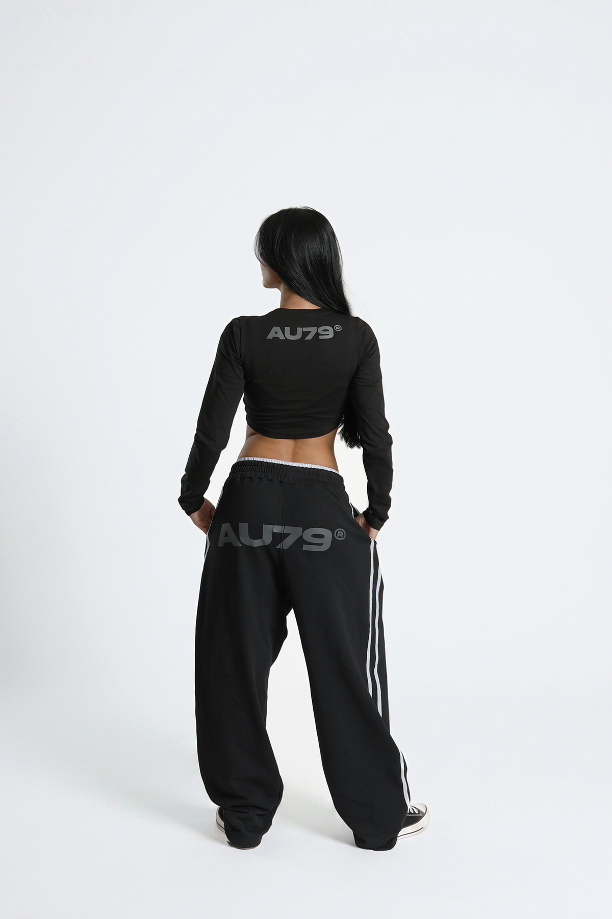Timeless Long Sleeve Crop top Negro en modelo — AURUM 79