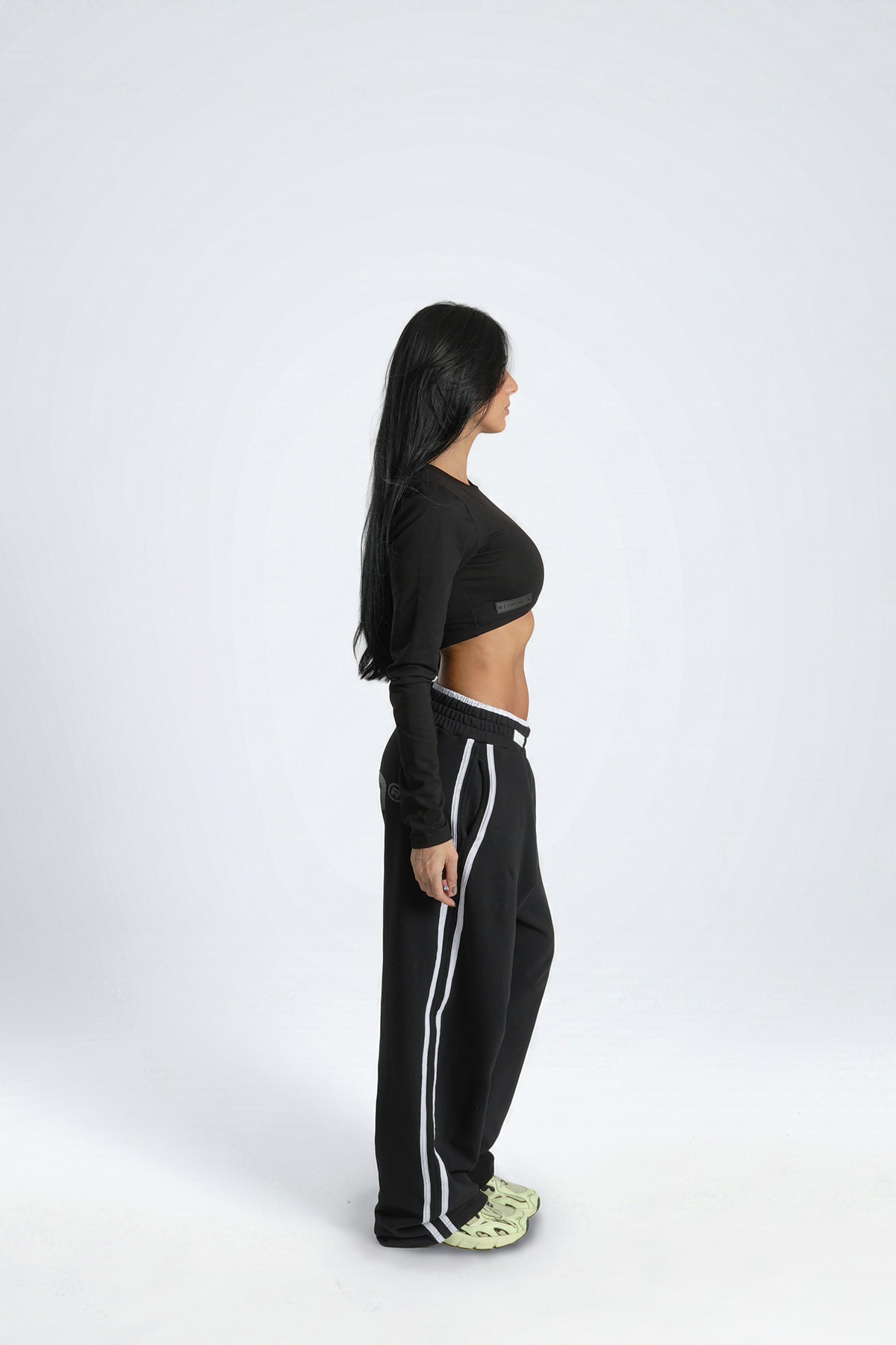Timeless Long Sleeve Crop top Negro en modelo — AURUM 79