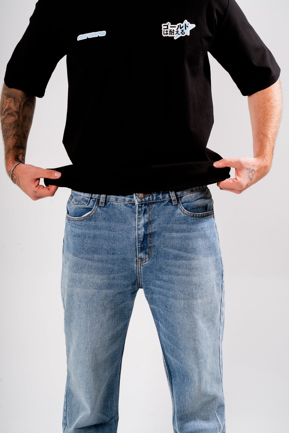 Timeless Washed Loose Fit Jean Azul en modelo — AURUM 79