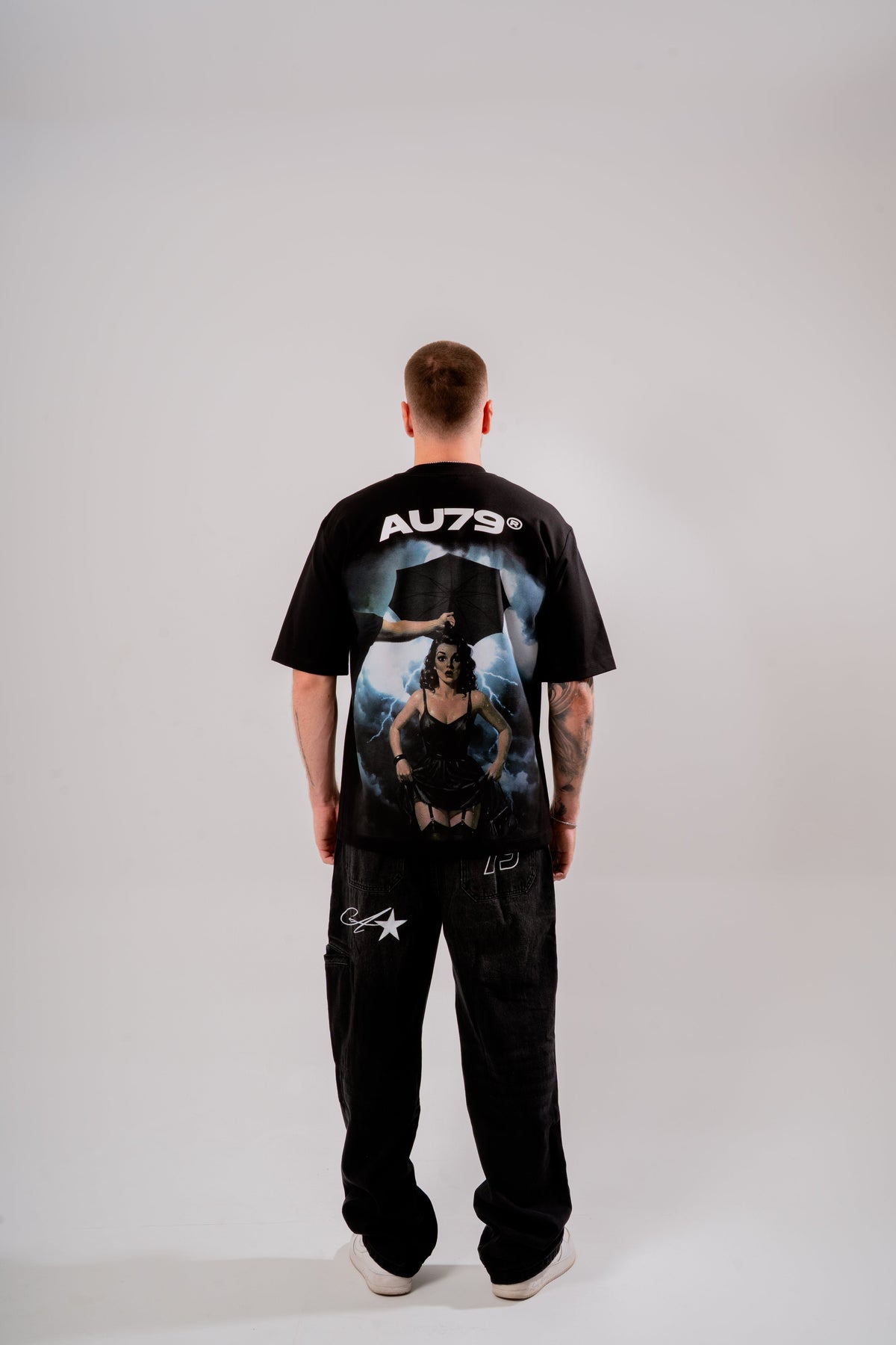Umbrella Oversized T-Shirt Negro en modelo — AURUM 79