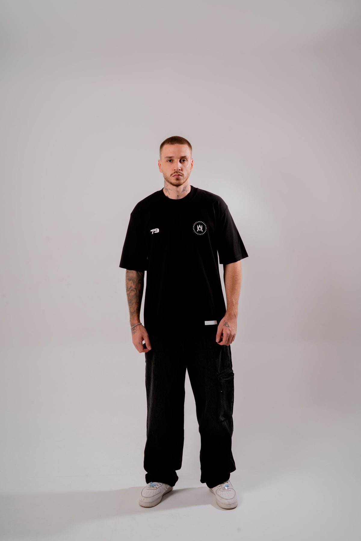 Umbrella Oversized T-Shirt Negro en modelo — AURUM 79