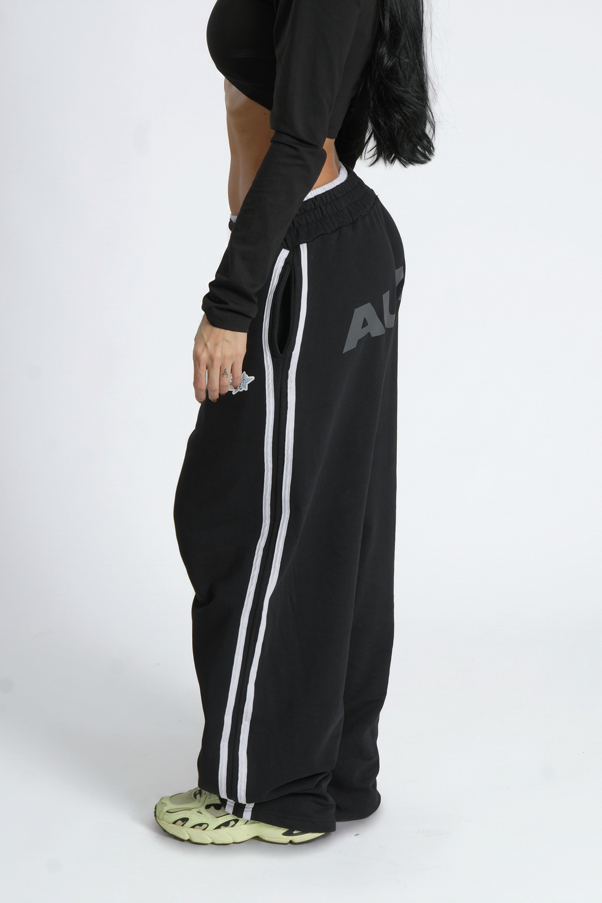 W Double Time Loose Fit Fleece Negro en modelo — AURUM 79