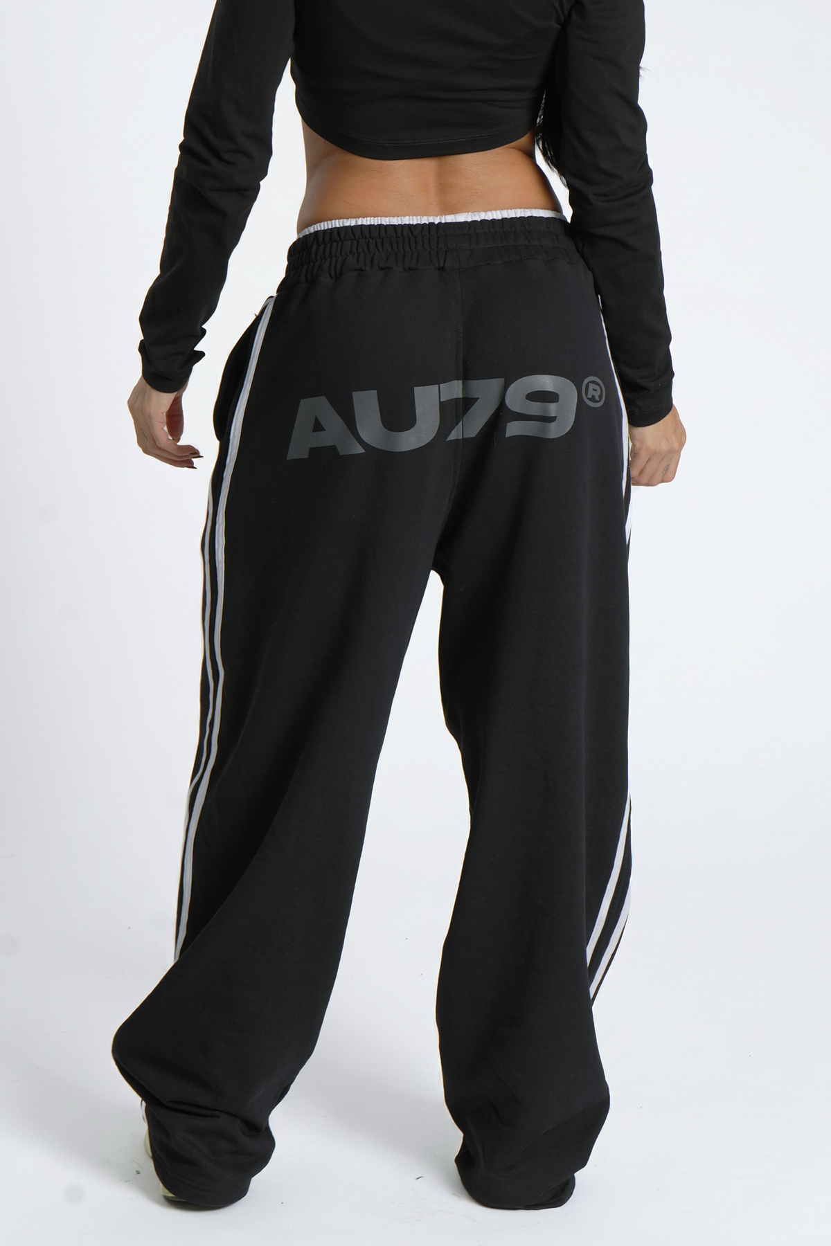 W Double Time Loose Fit Fleece Negro en modelo — AURUM 79