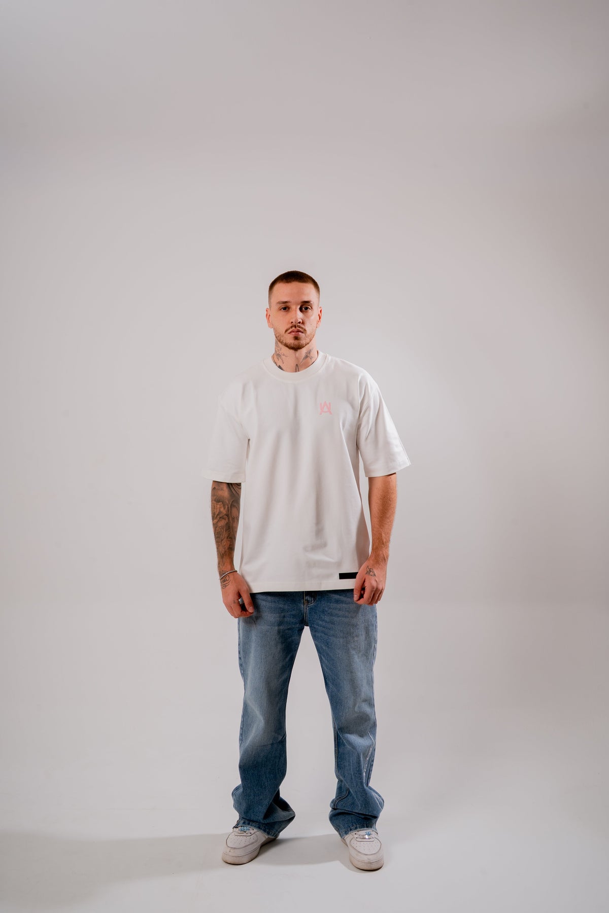 W Impact Oversized T-Shirt Marfil en modelo — AURUM 79