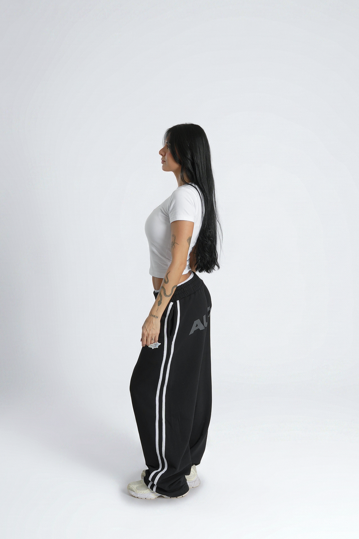 W Impact Slim Baby Tee Marfil en modelo — AURUM 79