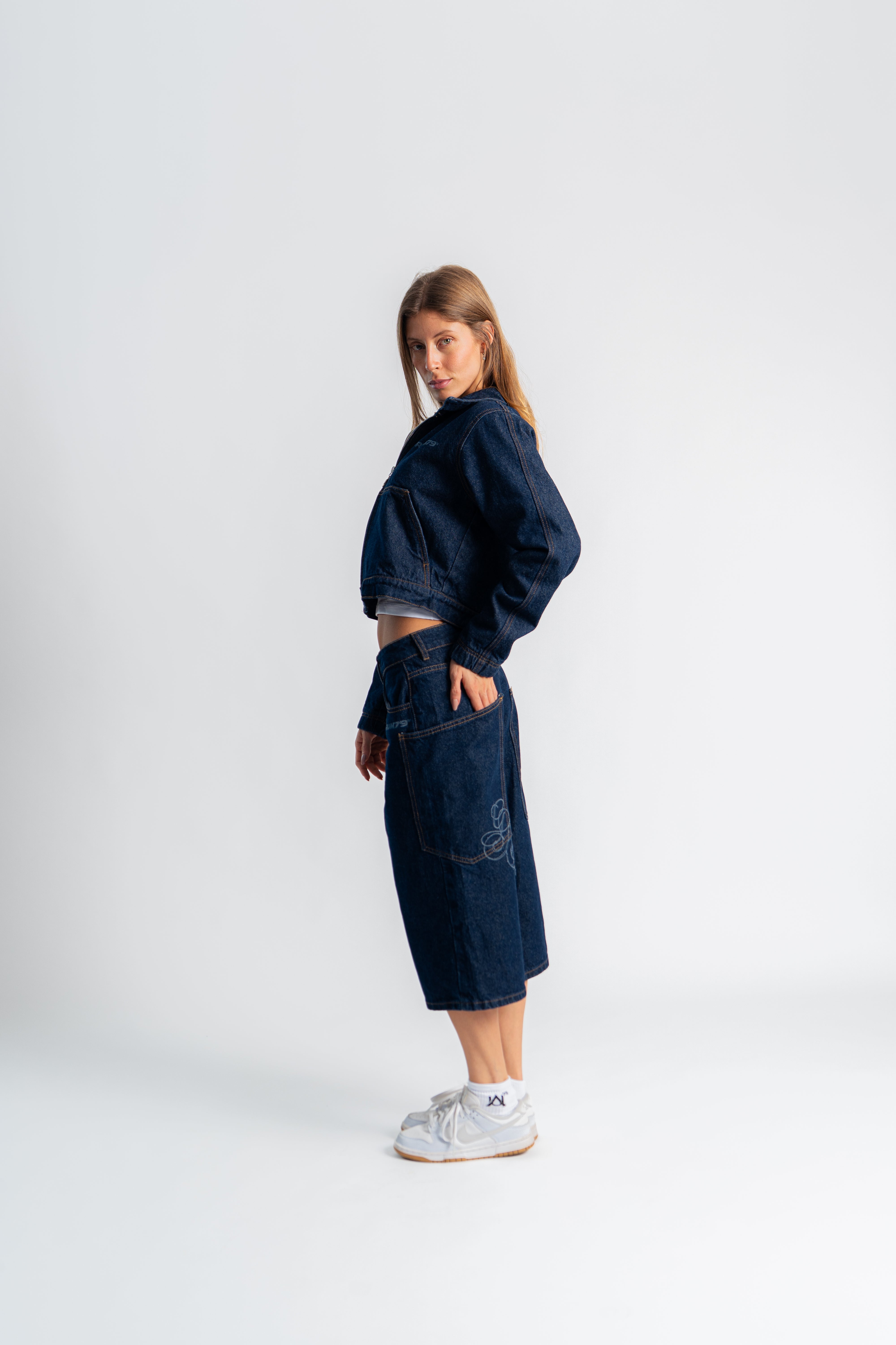 W Raw Denim Oversized Jacket Azul en modelo — AURUM 79