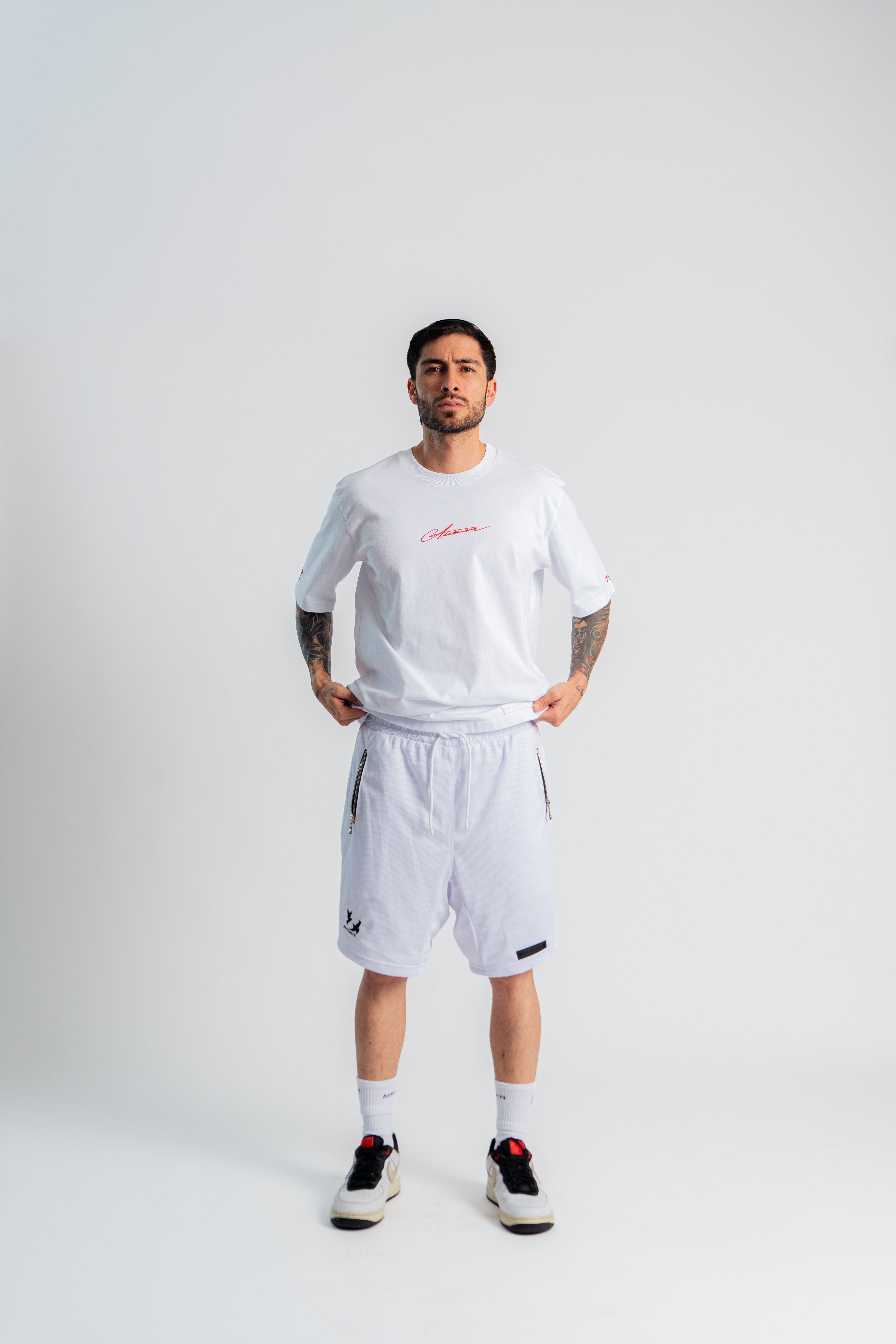 White Gems Shorts Blanco en modelo — AURUM 79