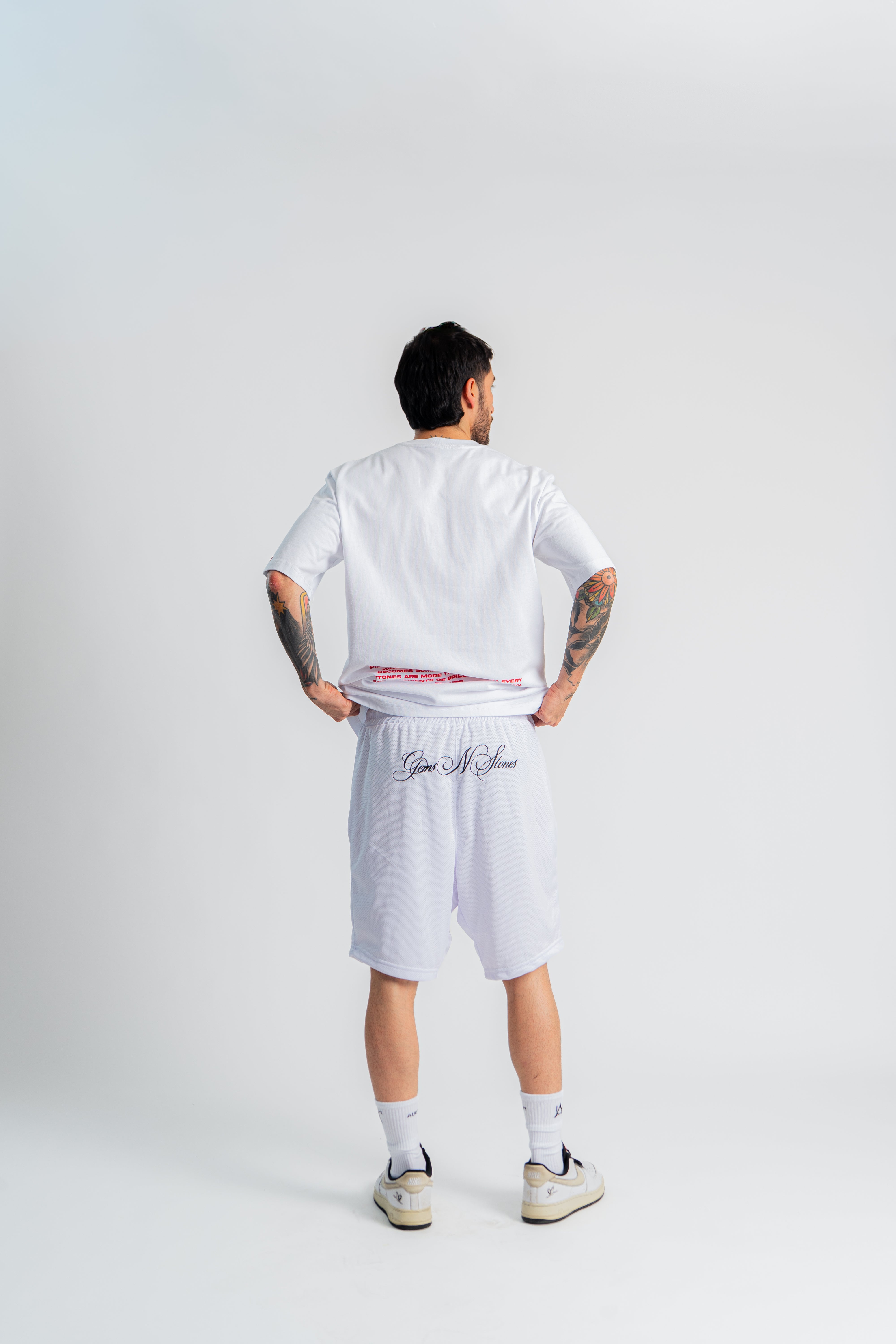 White Gems Shorts Blanco en modelo — AURUM 79