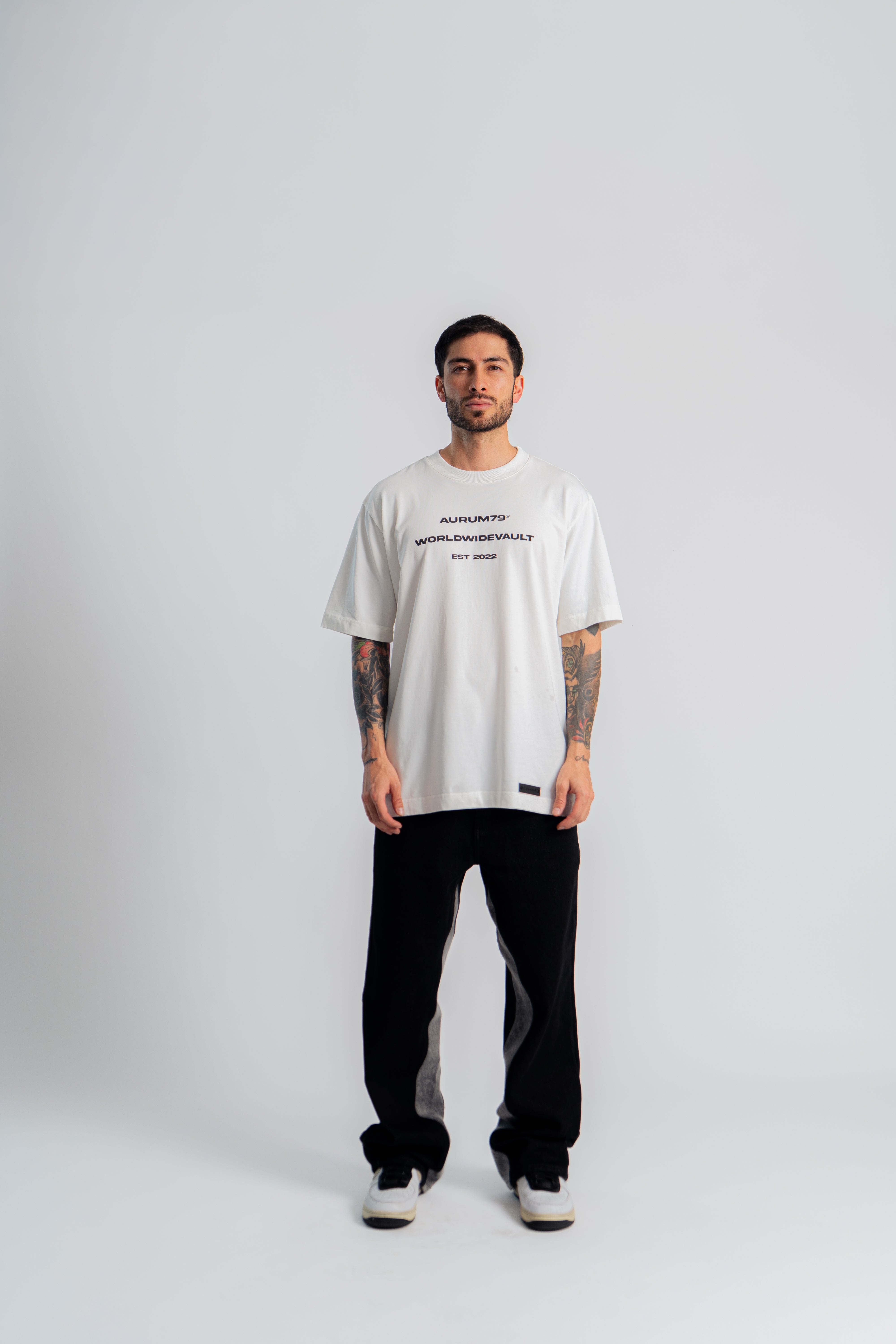 World Vault Semi Oversized T-Shirt Marfil en modelo — AURUM 79