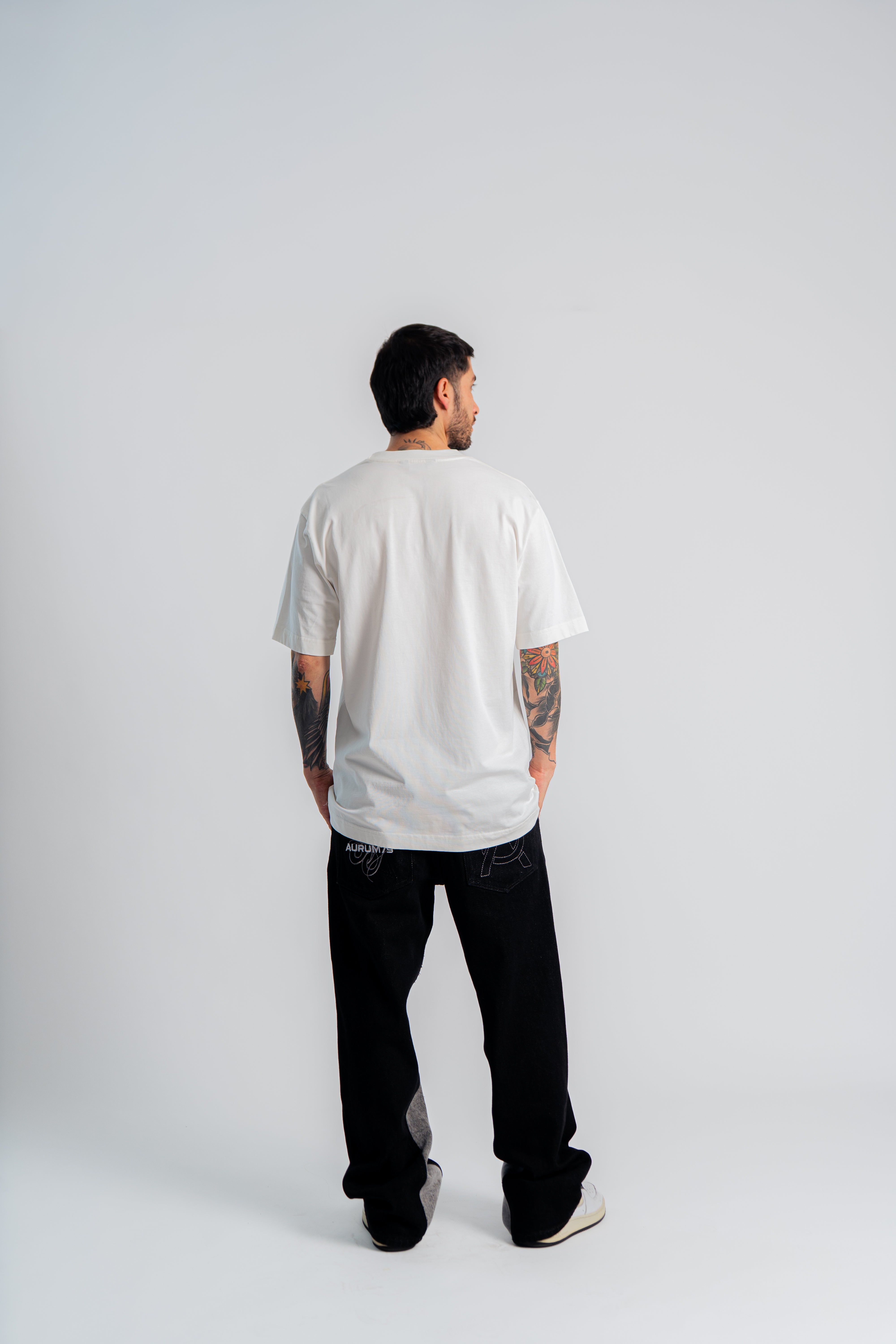 World Vault Semi Oversized T-Shirt Marfil en modelo — AURUM 79