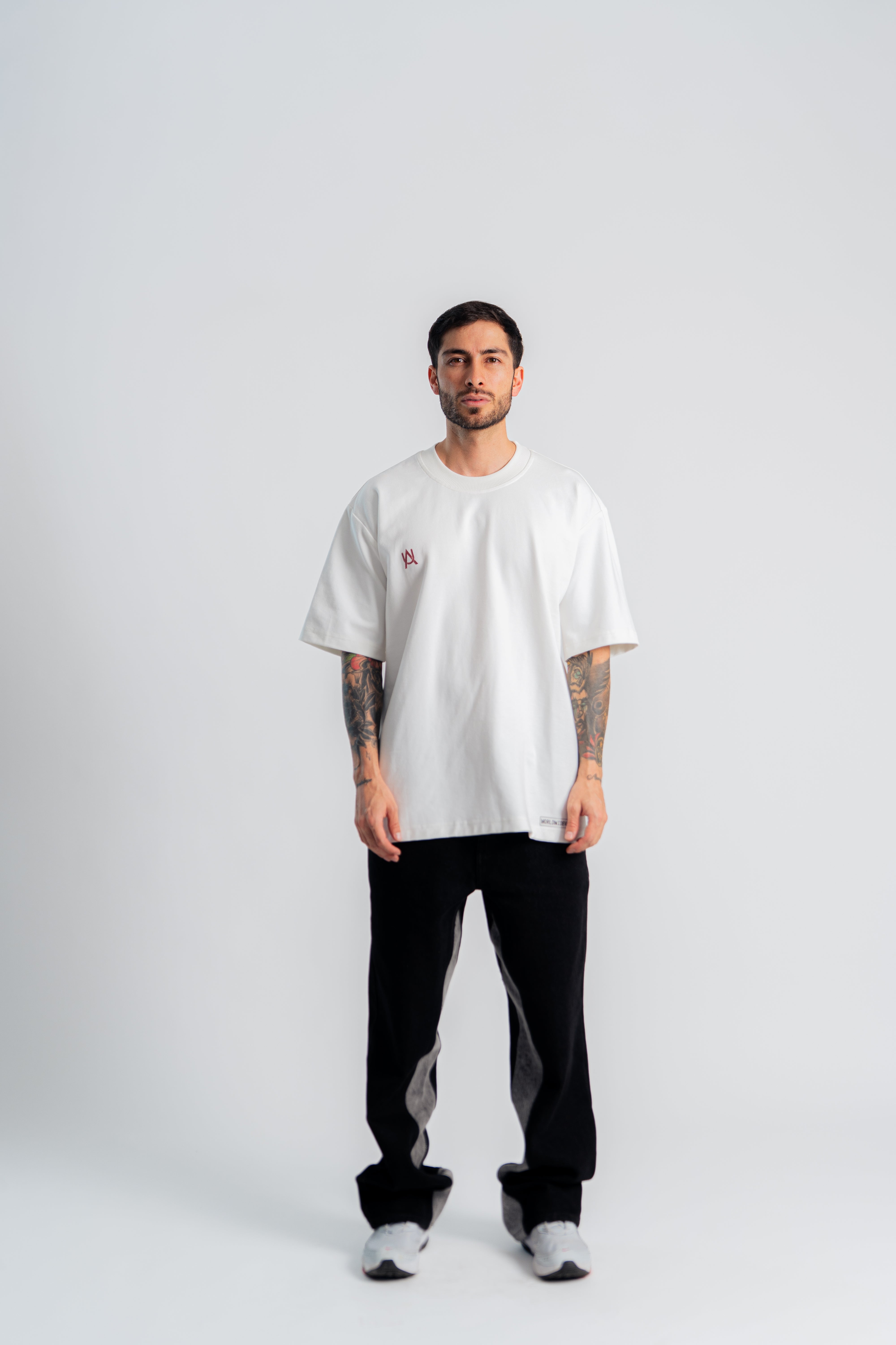 Worldwide Vault Oversized T-Shirt Marfil en modelo — AURUM 79