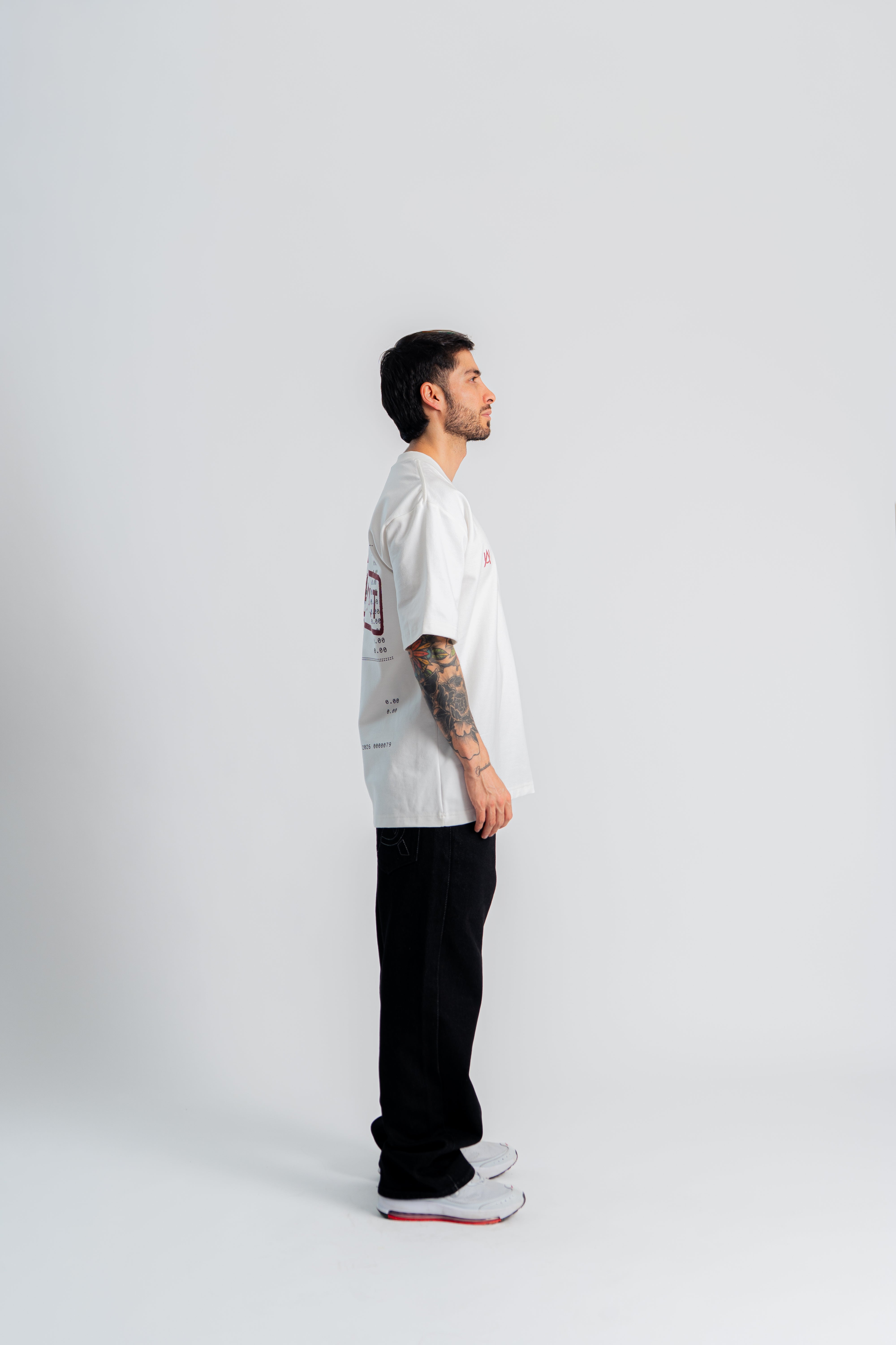 Worldwide Vault Oversized T-Shirt Marfil en modelo — AURUM 79