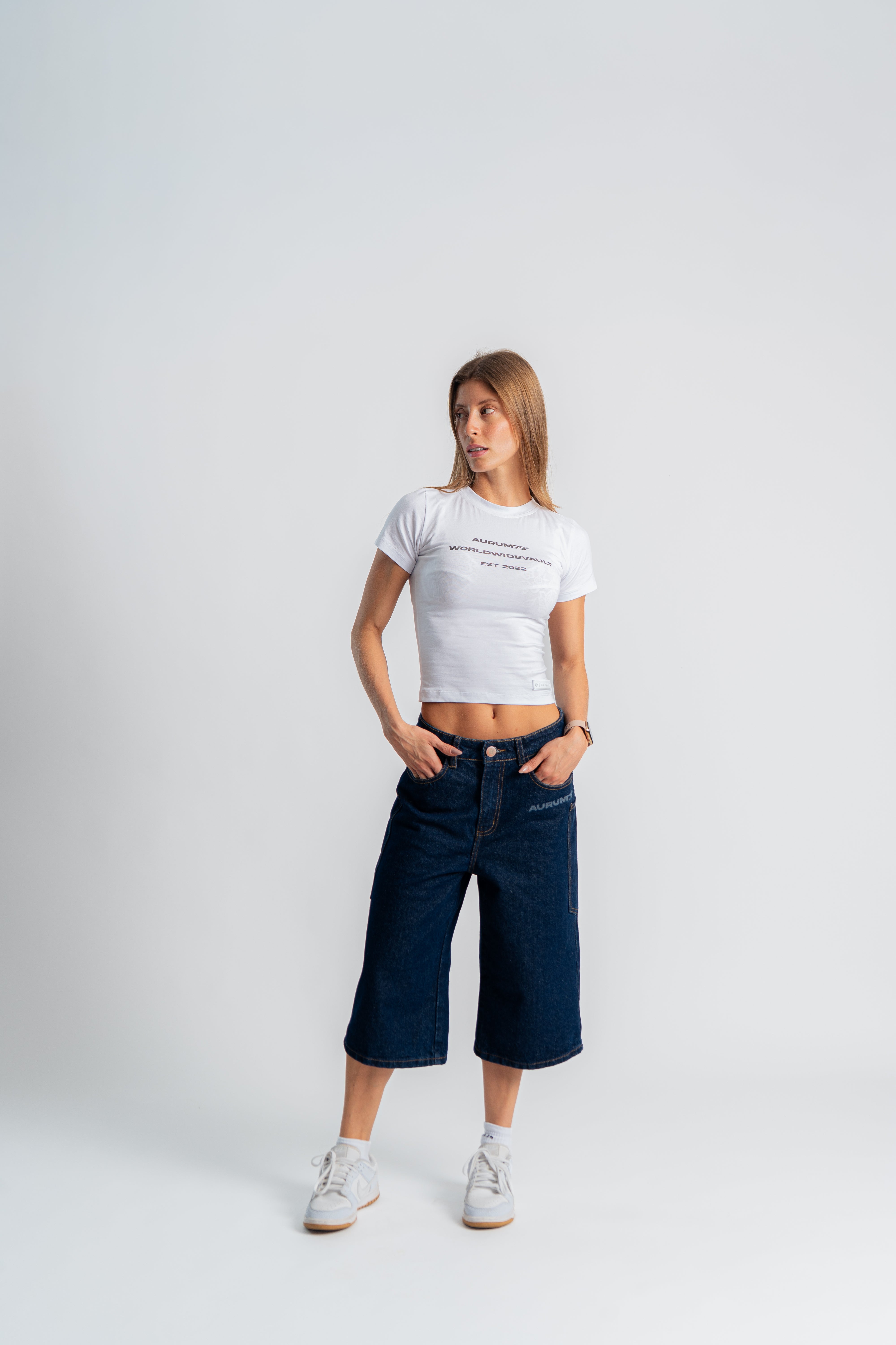 Worldwide Vault Slim Baby Tee Marfil en modelo — AURUM 79