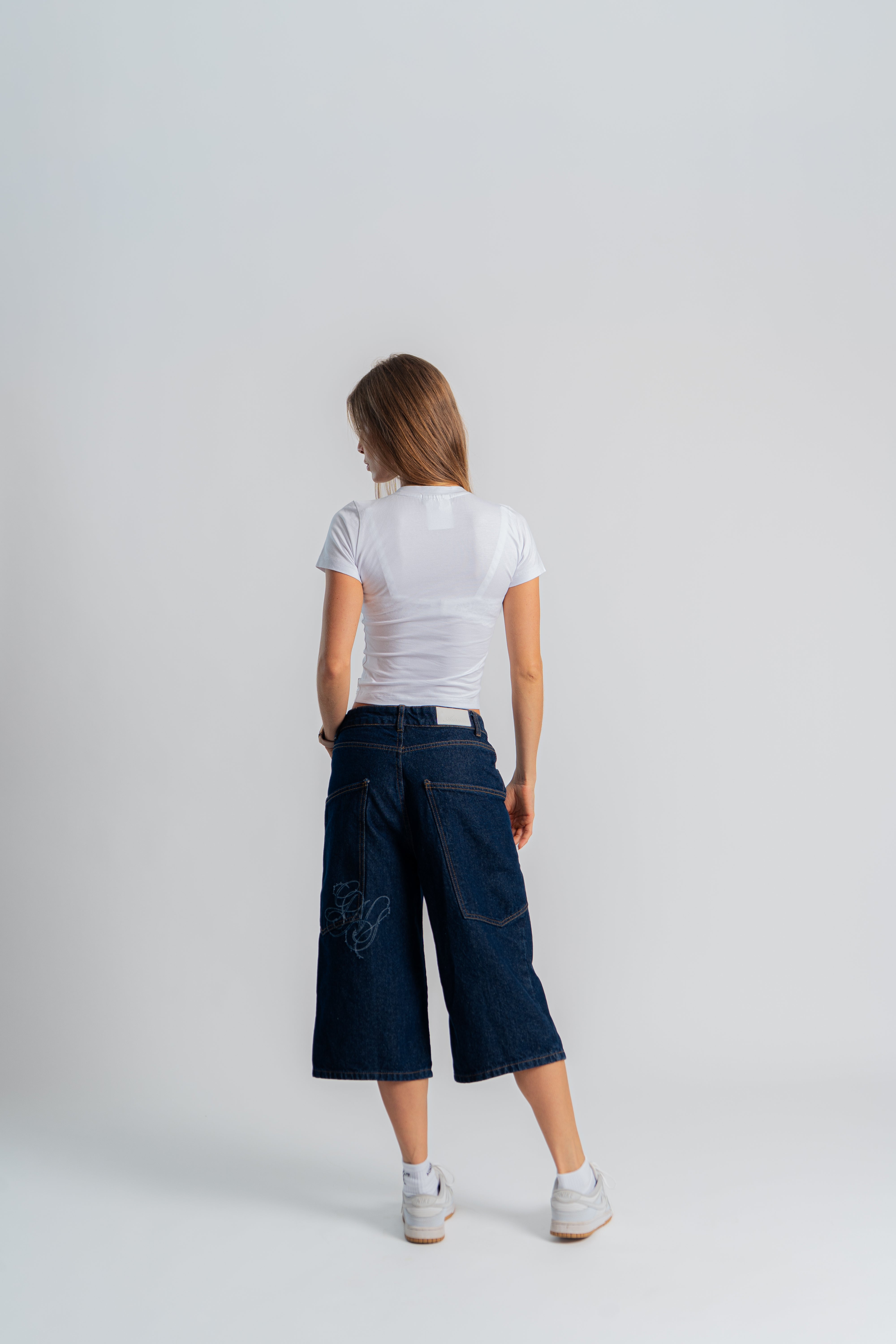 Worldwide Vault Slim Baby Tee Marfil en modelo — AURUM 79