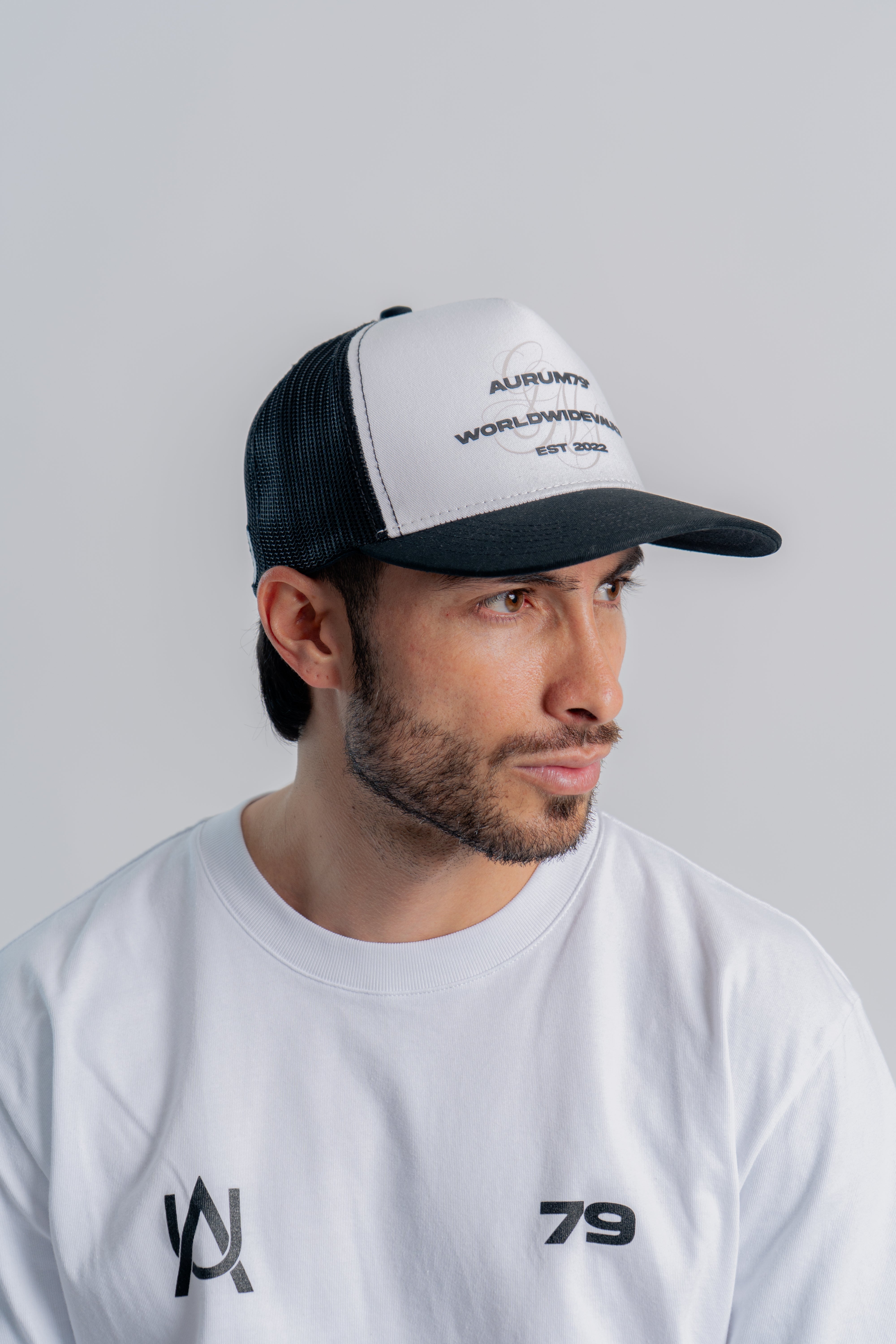 Worldwide Vault Trucker Cap Blanco/Negro en modelo — AURUM 79