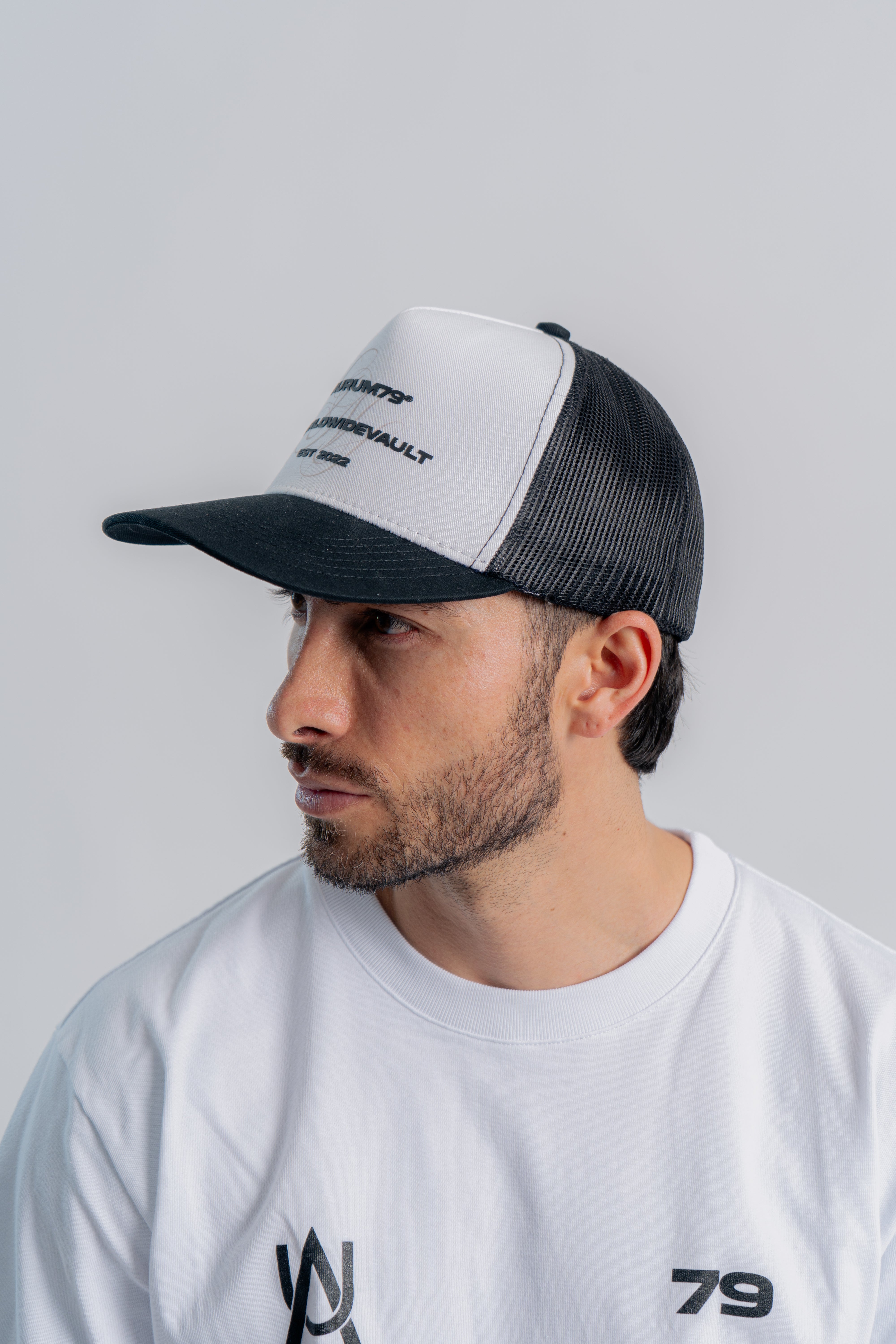 Worldwide Vault Trucker Cap Blanco/Negro en modelo — AURUM 79