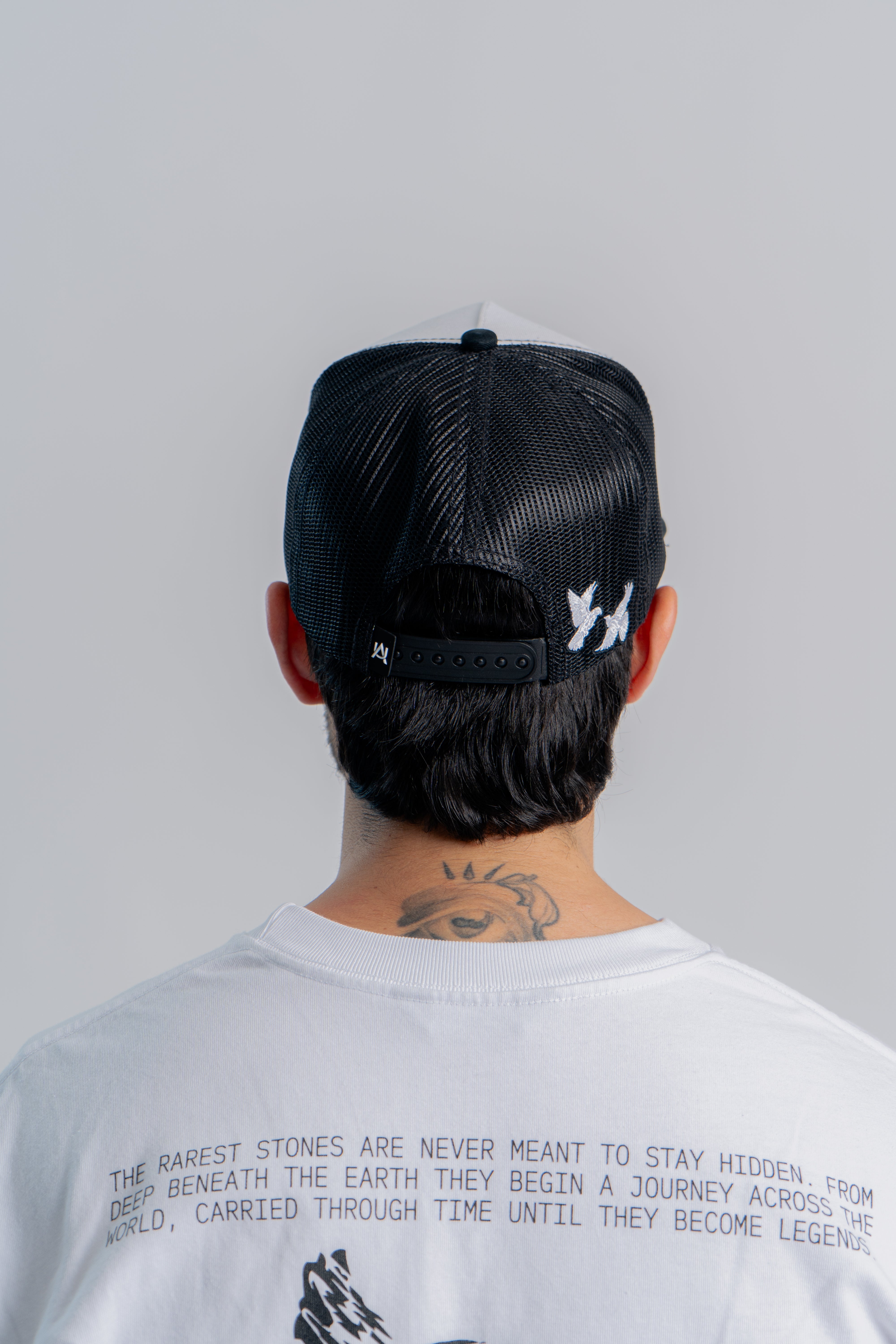 Worldwide Vault Trucker Cap Blanco/Negro en modelo — AURUM 79