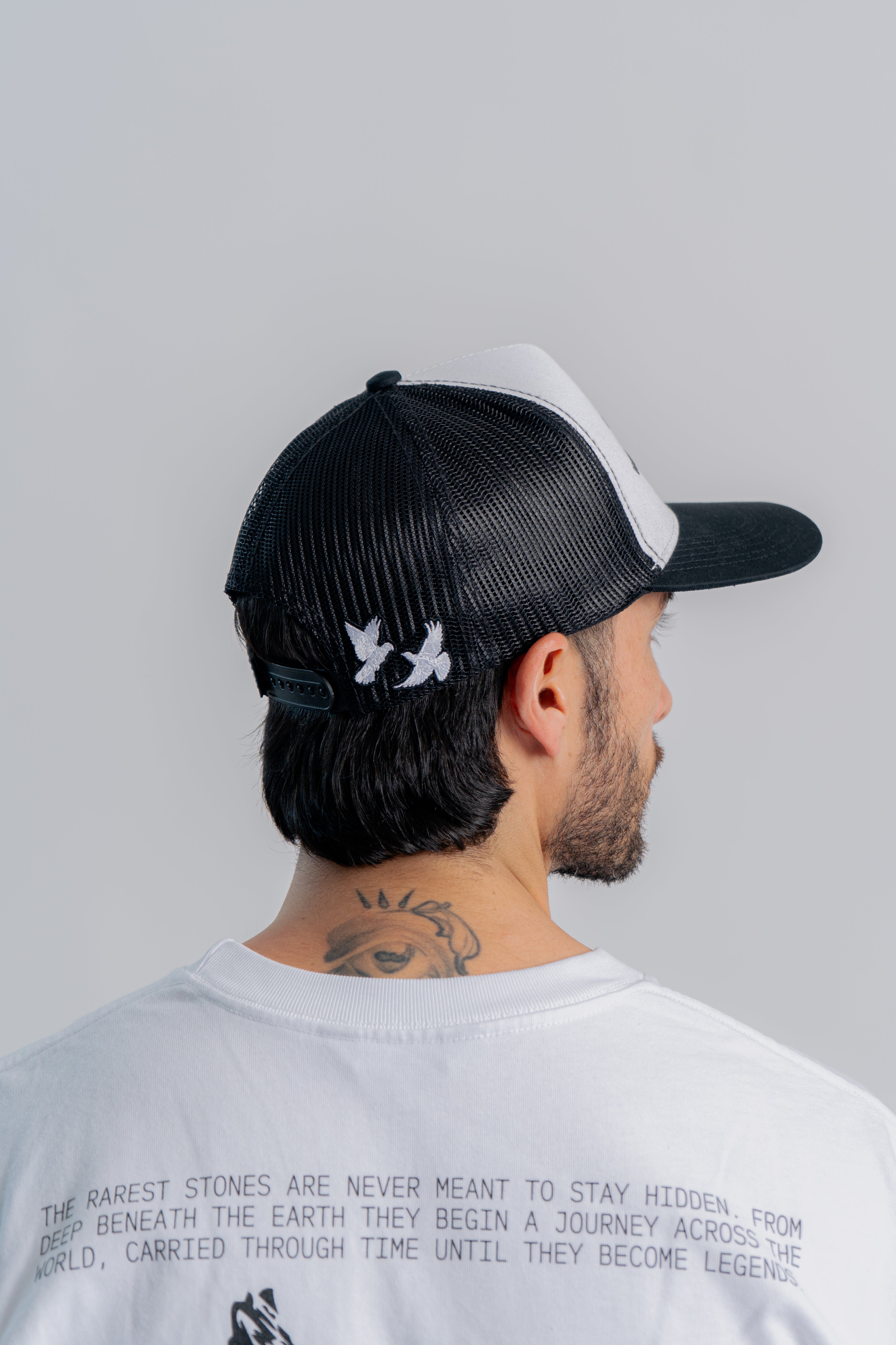 Worldwide Vault Trucker Cap Blanco/Negro en modelo — AURUM 79